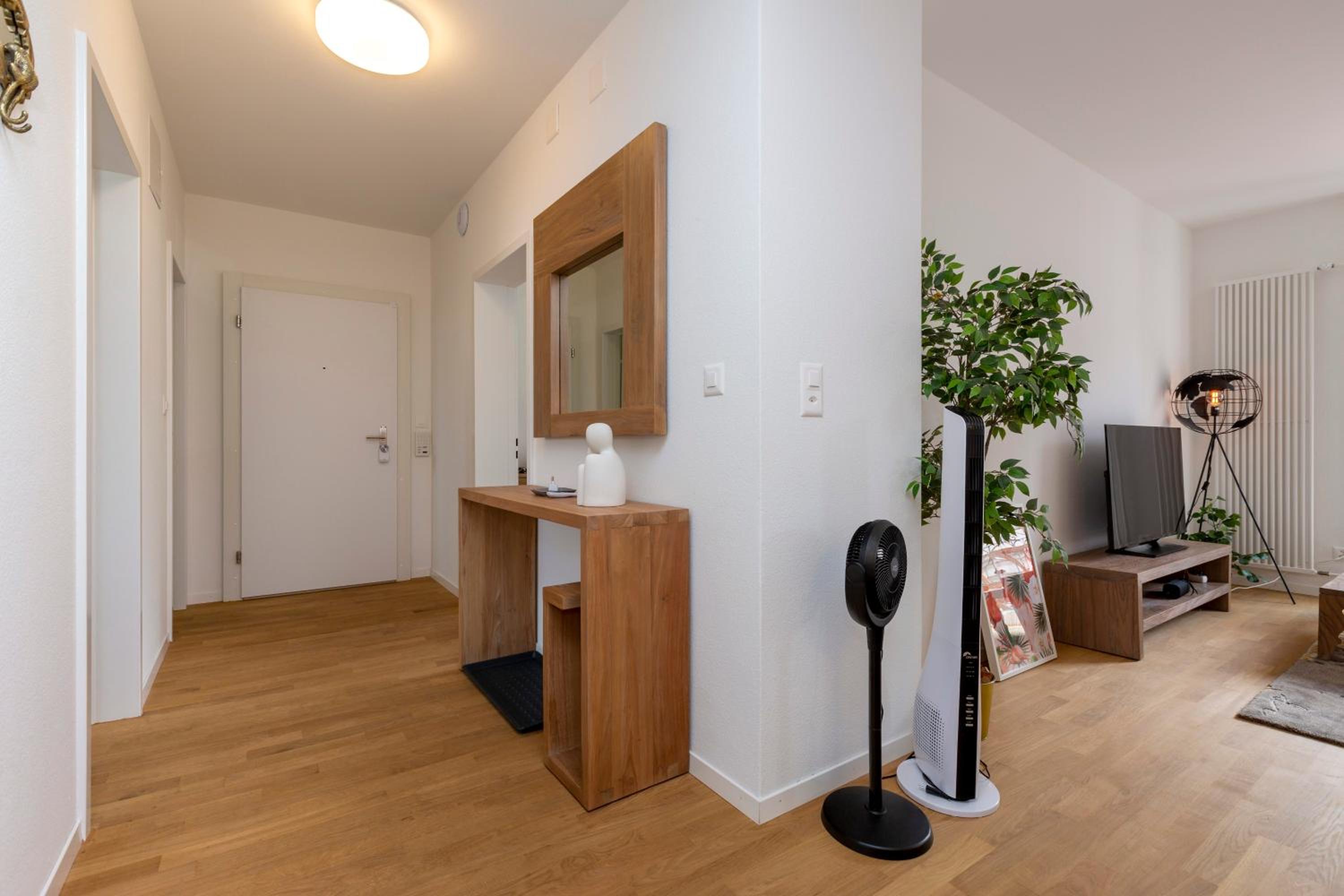 KAYA Zurich Apartment 4A - Downtown 2BR Apt with Balcony