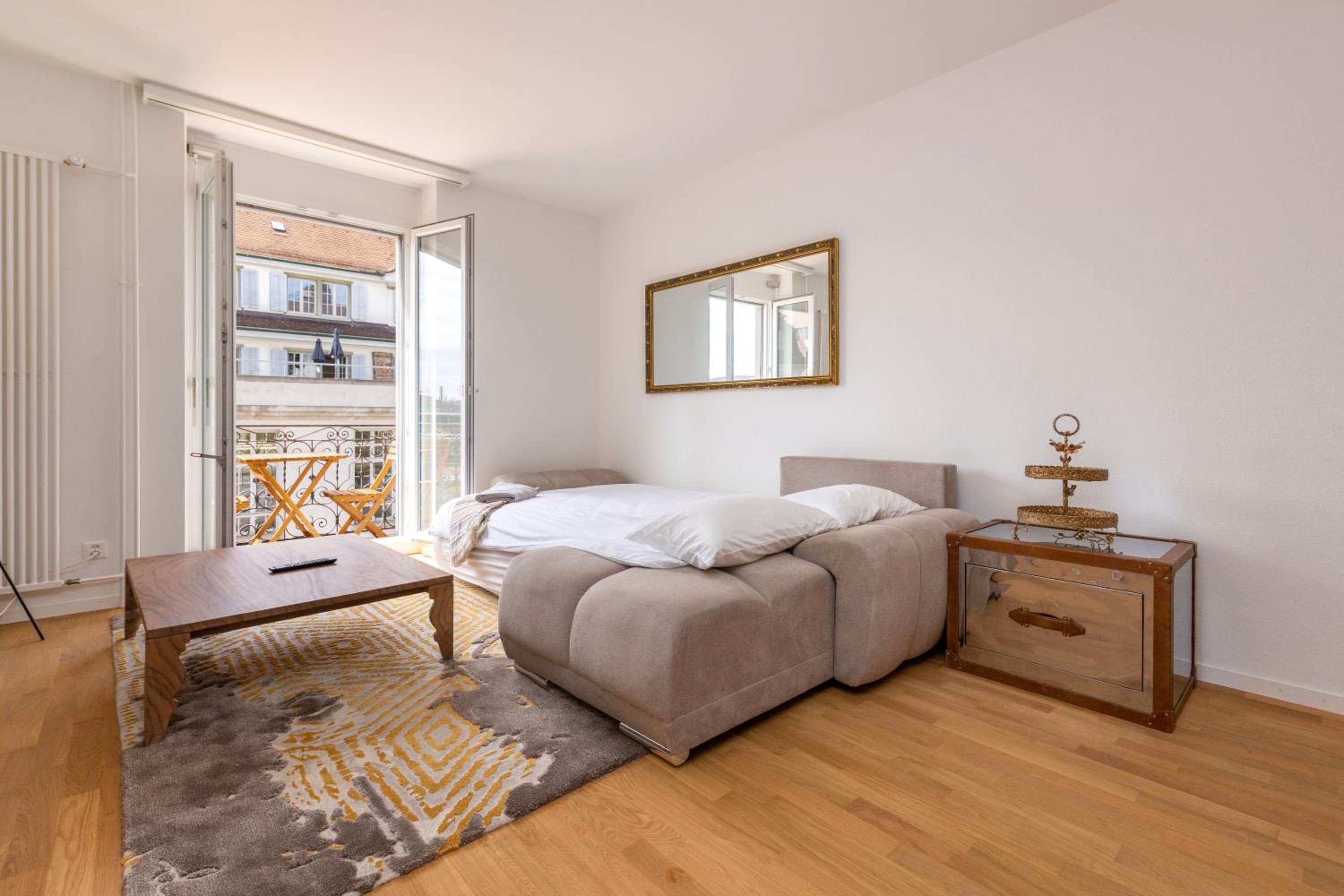 KAYA Zurich Apartment 4A - Downtown 2BR Apt with Balcony