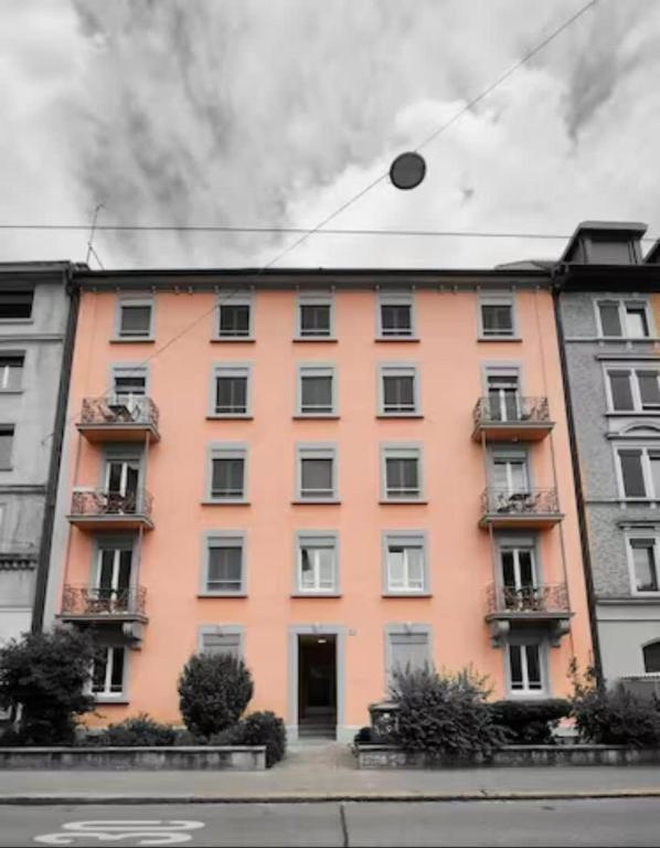 KAYA Zurich Apartment 4A - Downtown 2BR Apt with Balcony