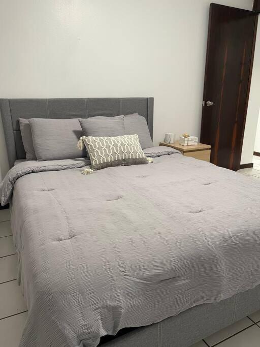 Lovely 2 bedroom condo 2min walking to the beach