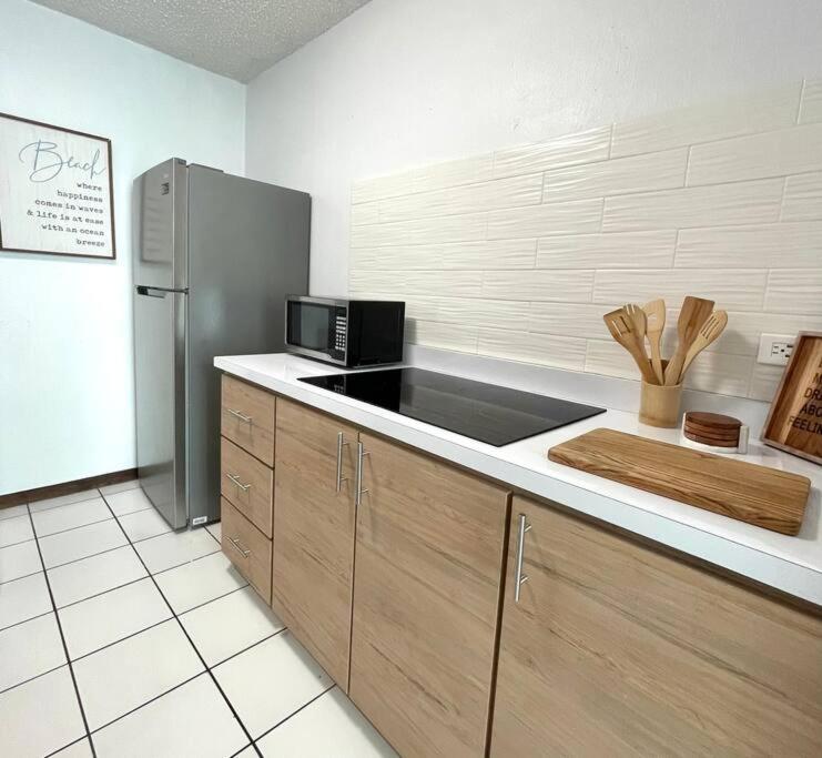 Lovely 2 bedroom condo 2min walking to the beach