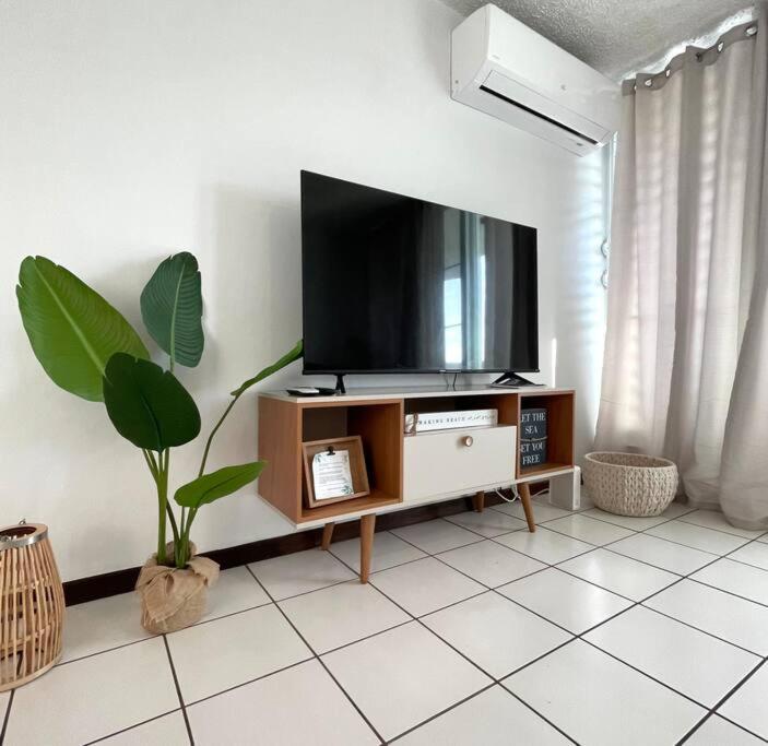 Lovely 2 bedroom condo 2min walking to the beach