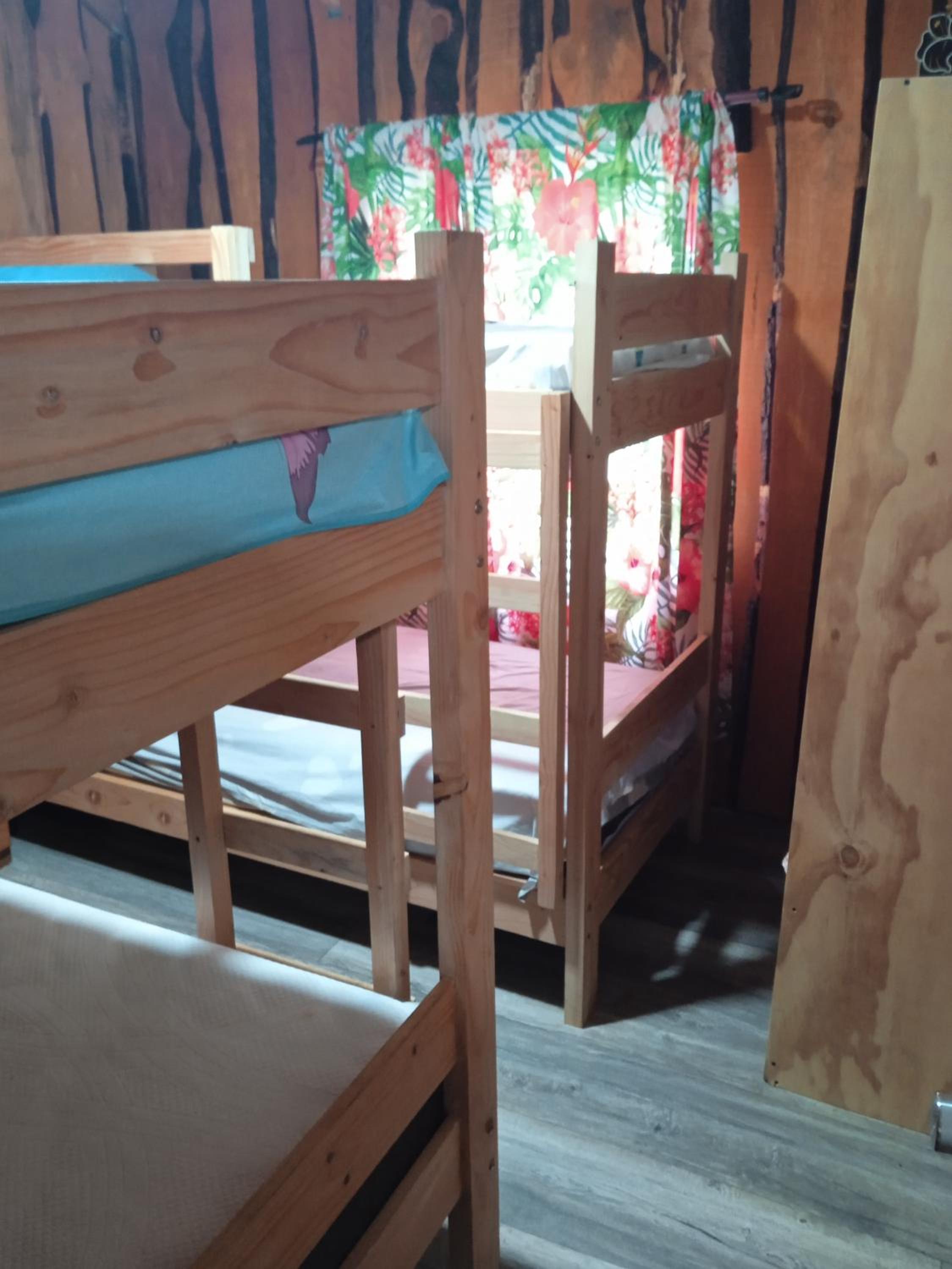 Cabaña frente a la entrada de los ojos del caburgua