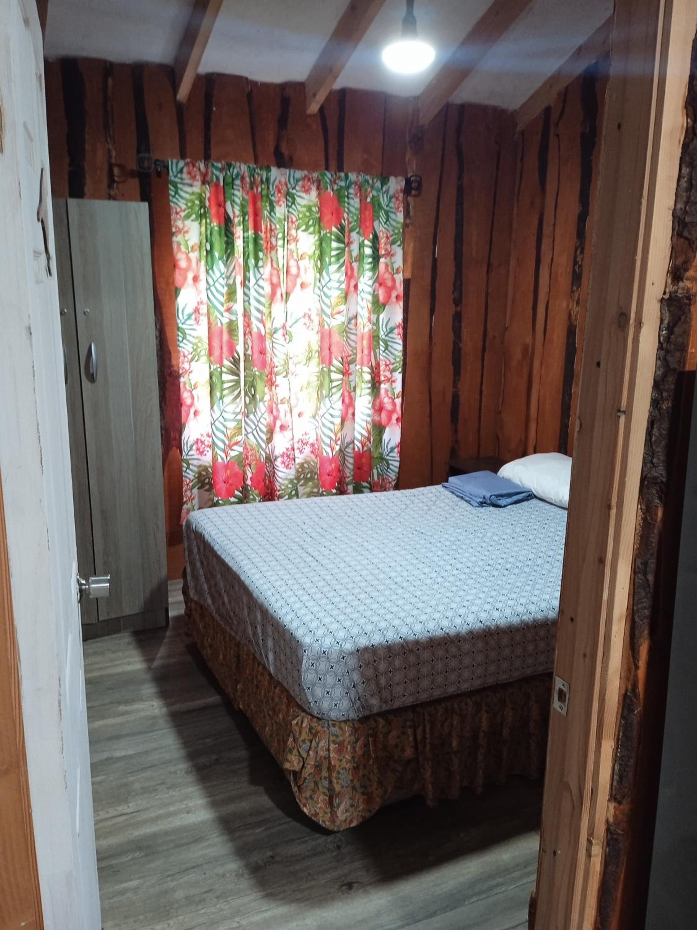 Cabaña frente a la entrada de los ojos del caburgua