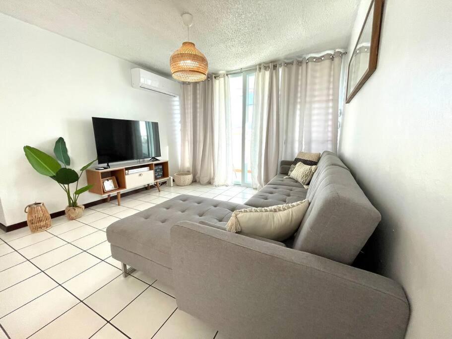 Lovely 2 bedroom condo 2min walking to the beach