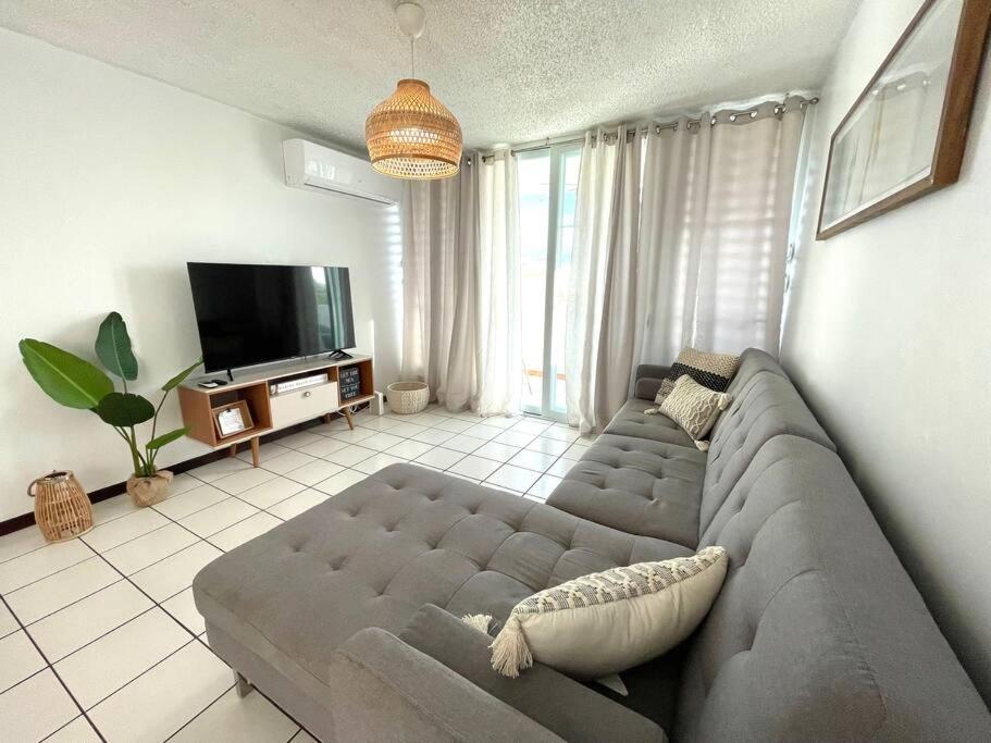 Lovely 2 bedroom condo 2min walking to the beach