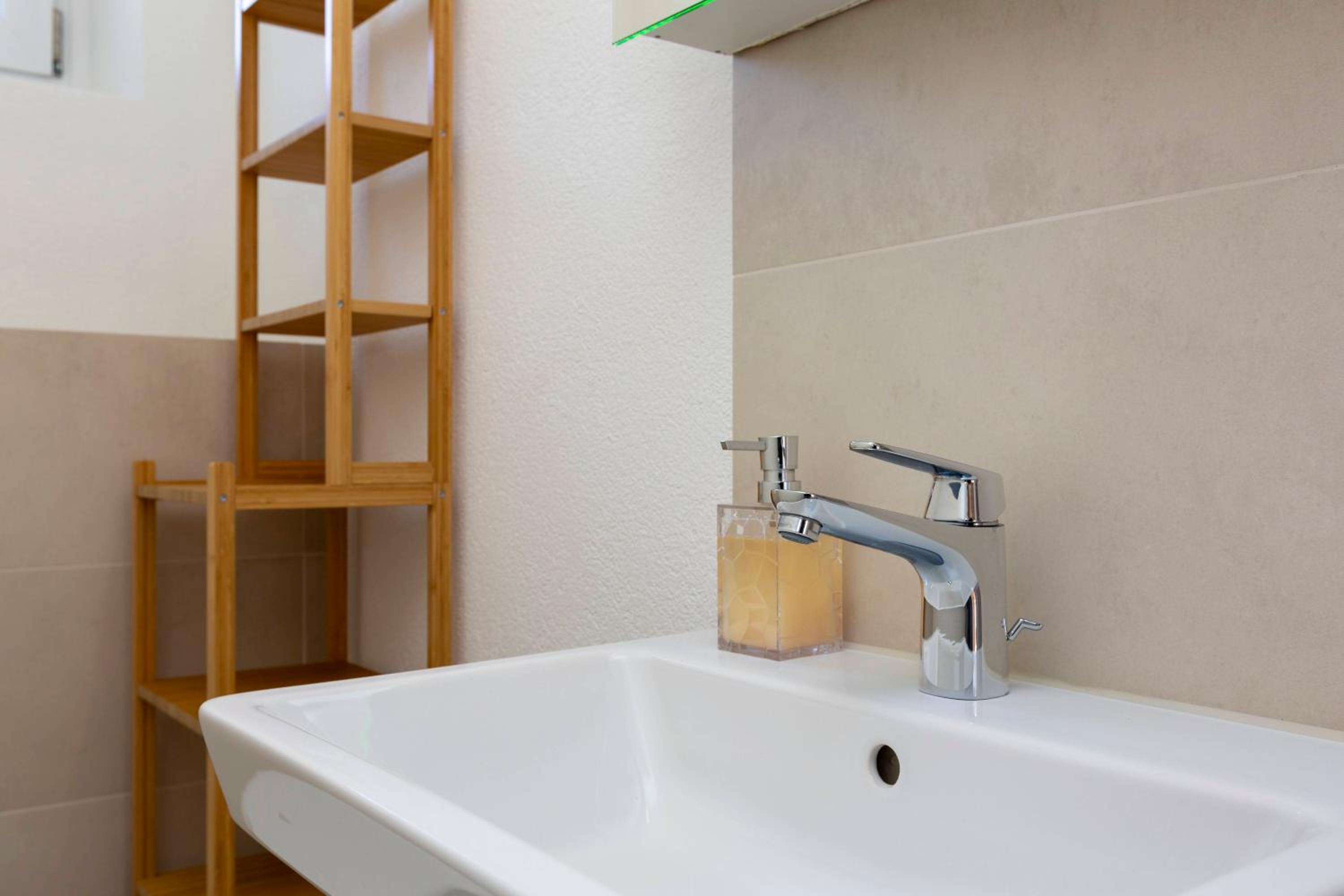 KAYA Zurich Apartment 4B - Downtown 2BR Deluxe Apt