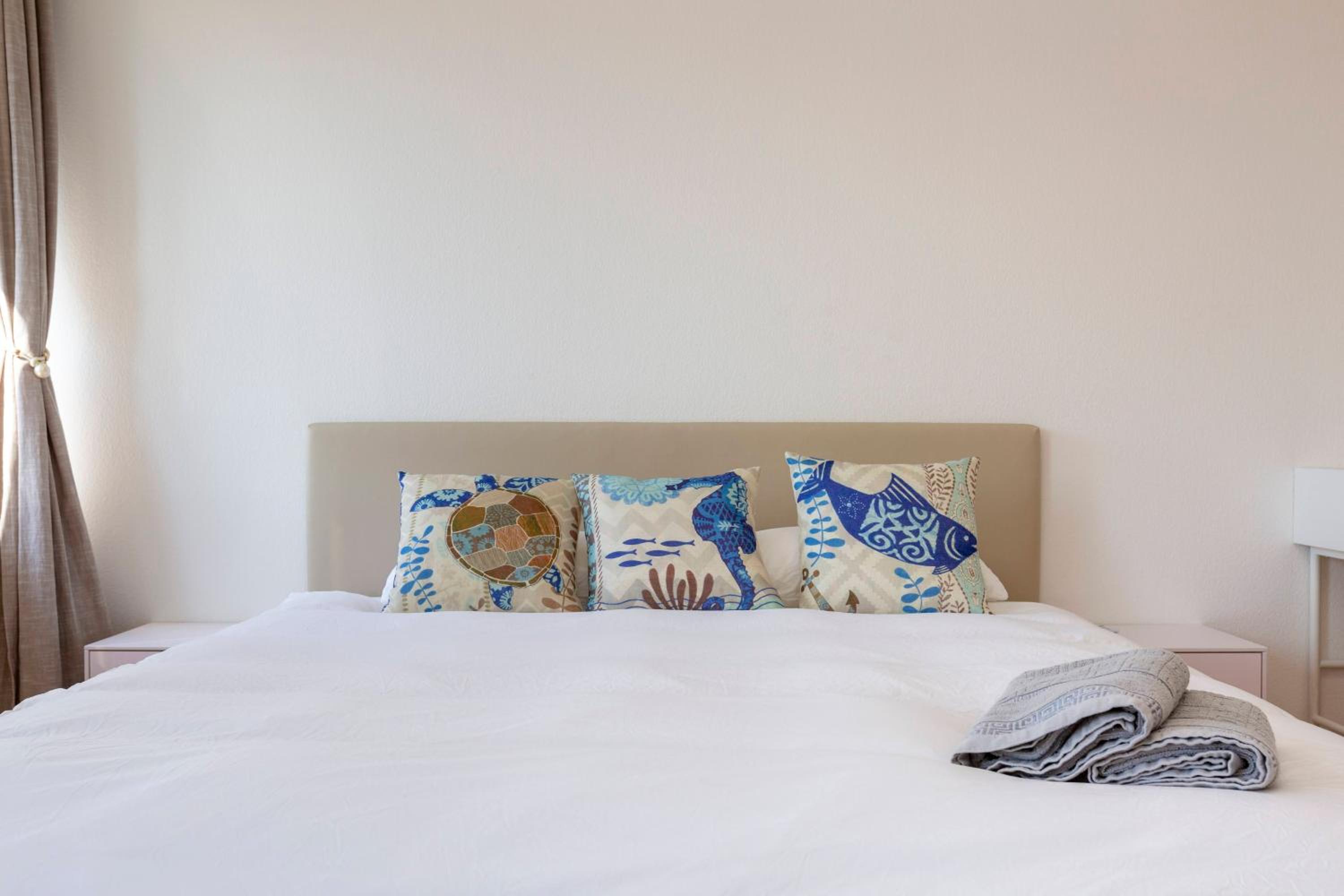 KAYA Zurich Apartment 4B - Downtown 2BR Deluxe Apt