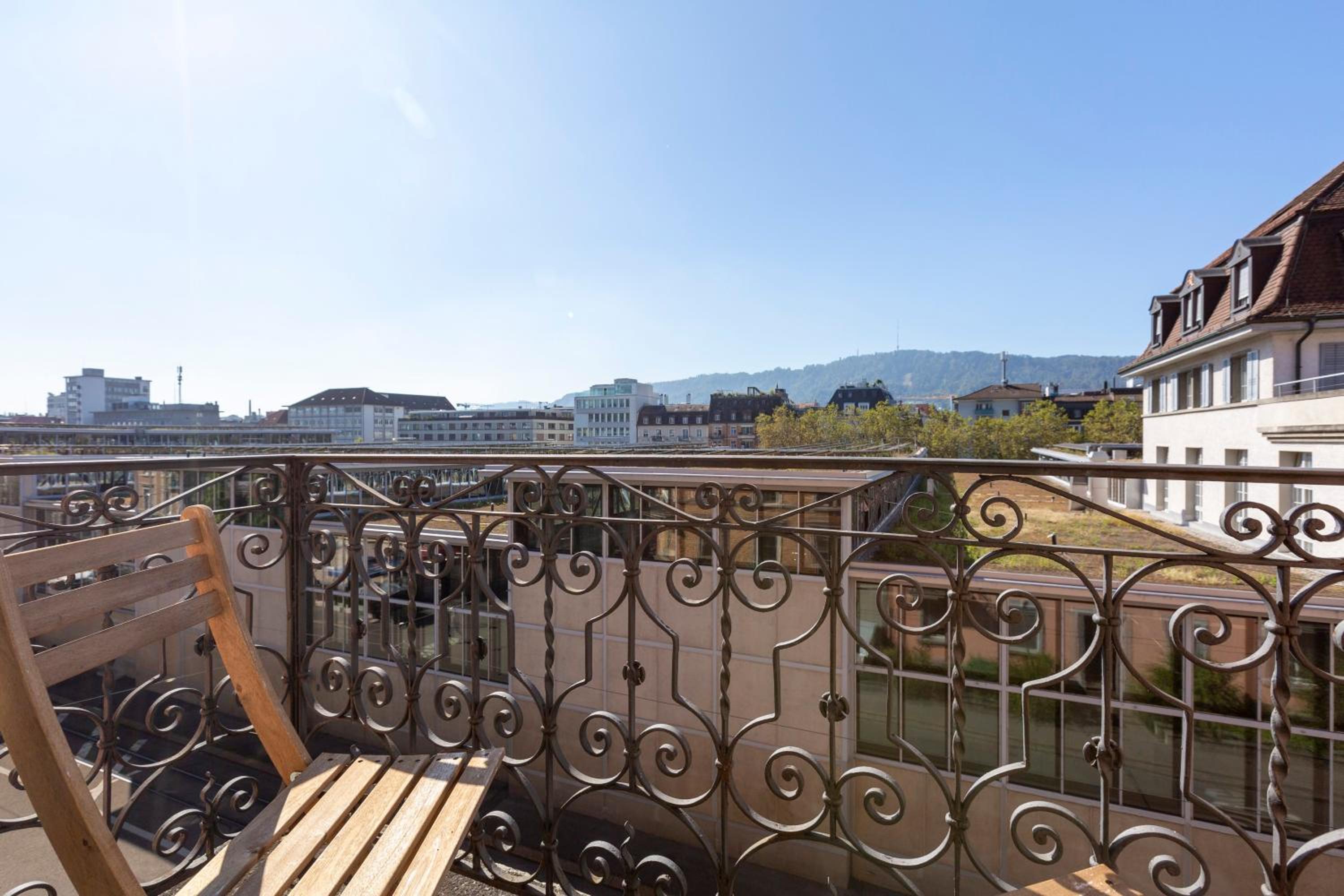 KAYA Zurich Apartment 4B - Downtown 2BR Deluxe Apt