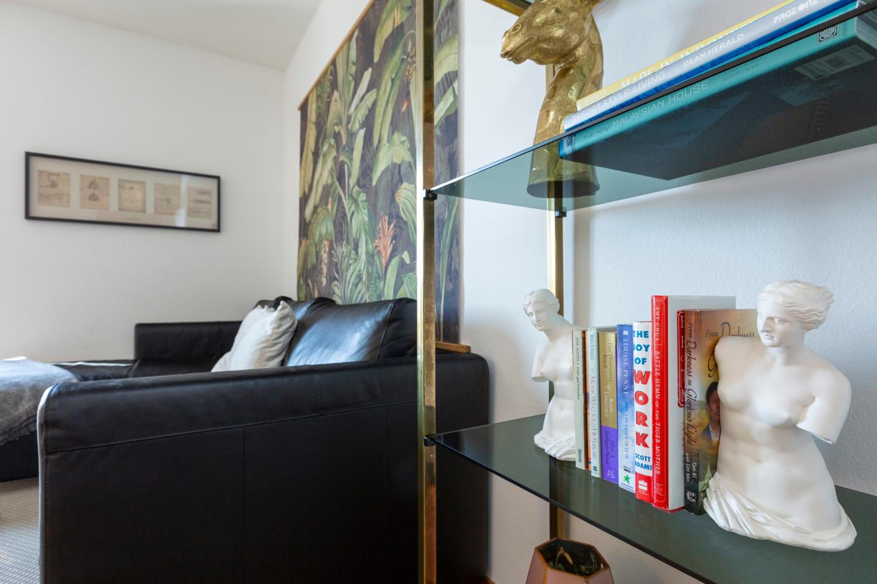 KAYA Zurich Apartment 4B - Downtown 2BR Deluxe Apt