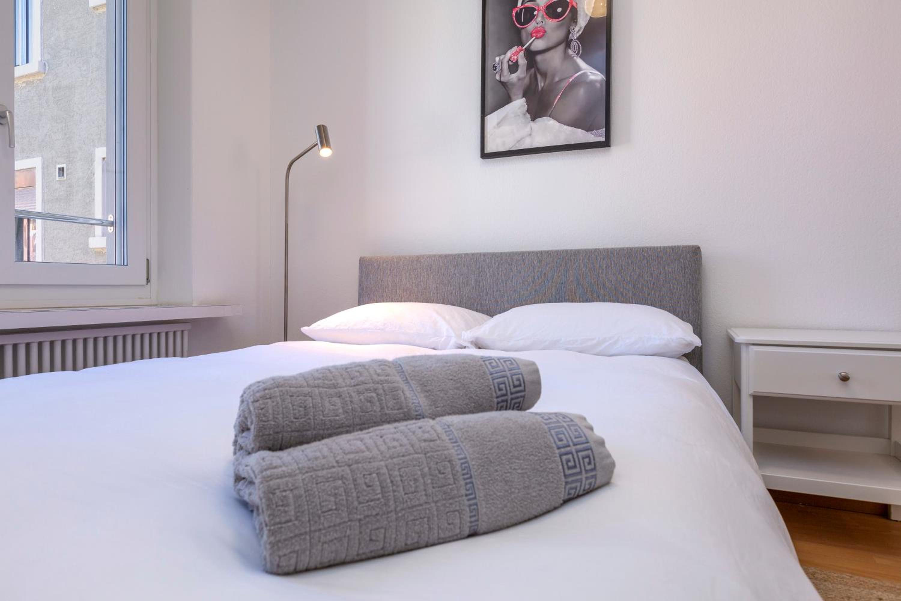 KAYA Zurich Apartment 4B - Downtown 2BR Deluxe Apt