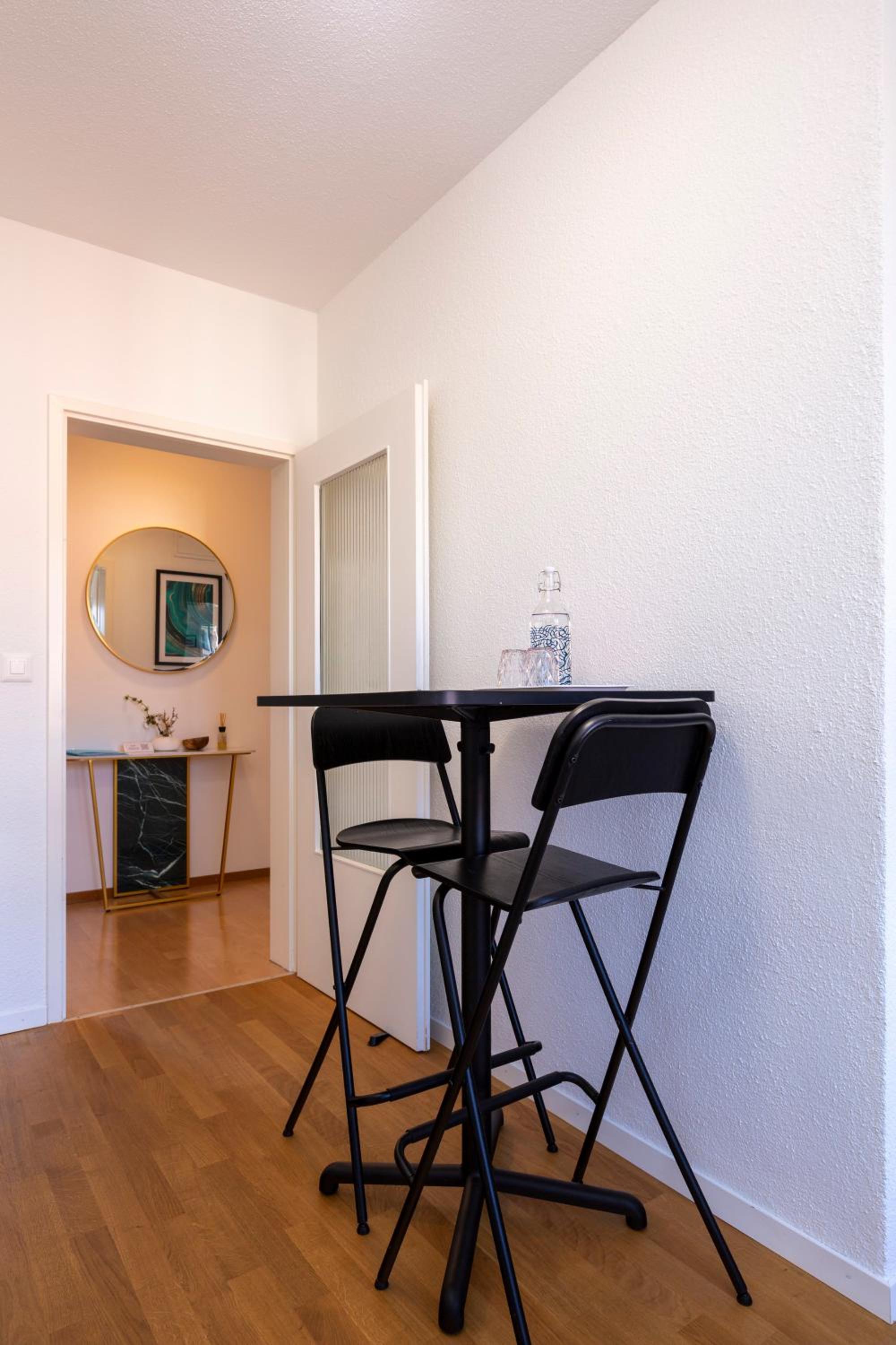 KAYA Zurich Apartment 4B - Downtown 2BR Deluxe Apt