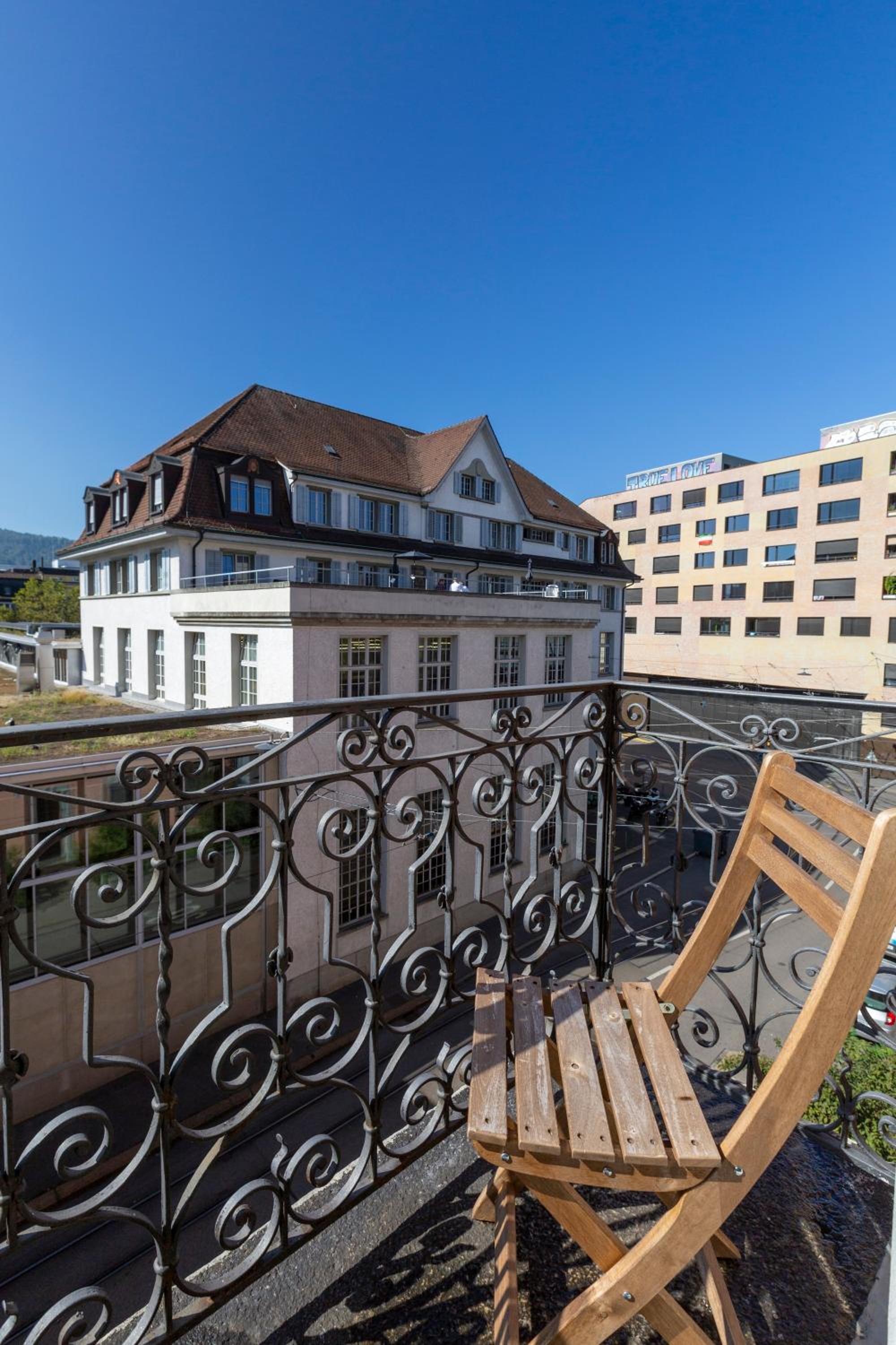KAYA Zurich Apartment 4B - Downtown 2BR Deluxe Apt