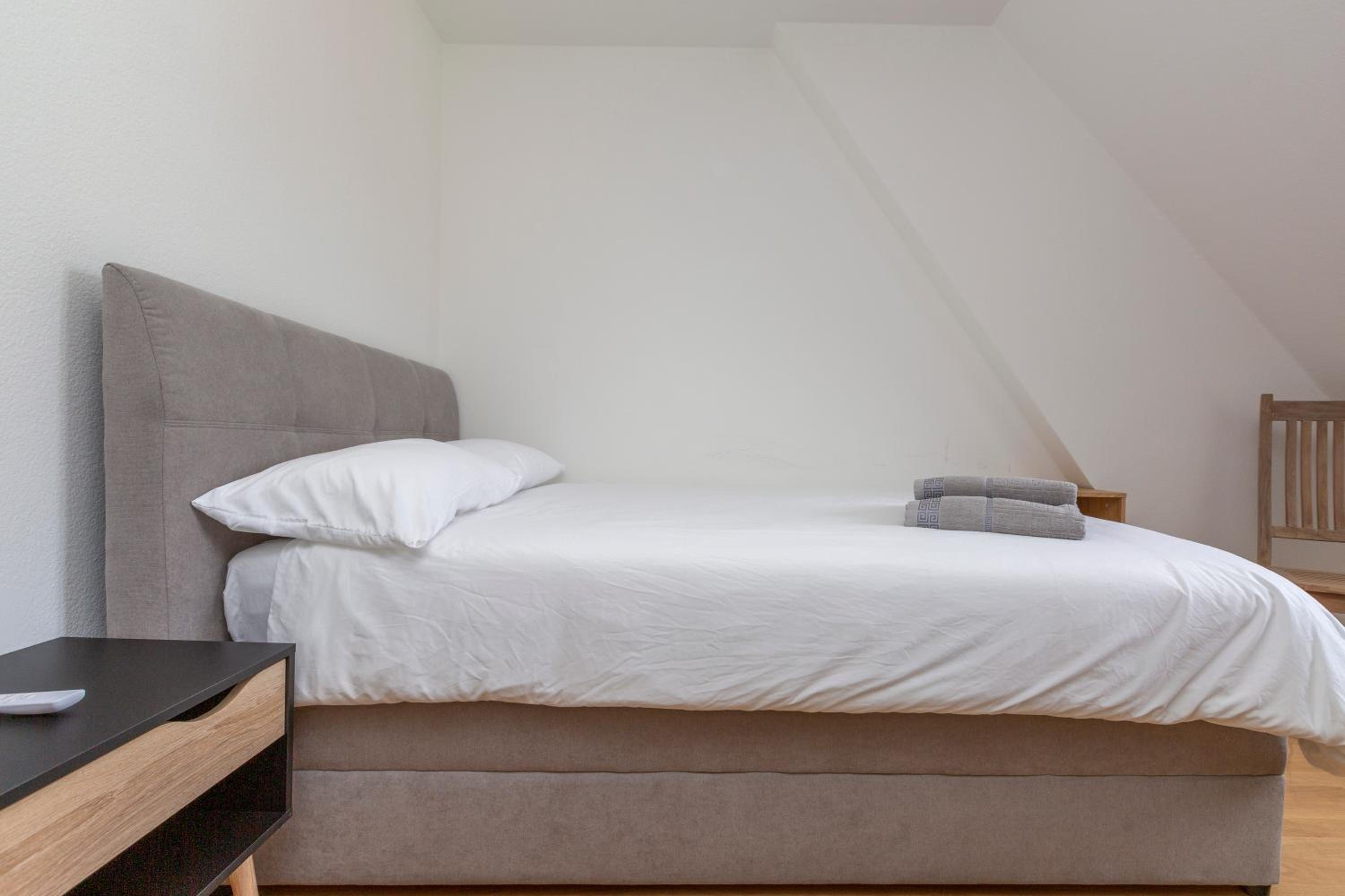 KAYA Zurich Apartment 5A - Downtown 2-BR Deluxe Loft Apt