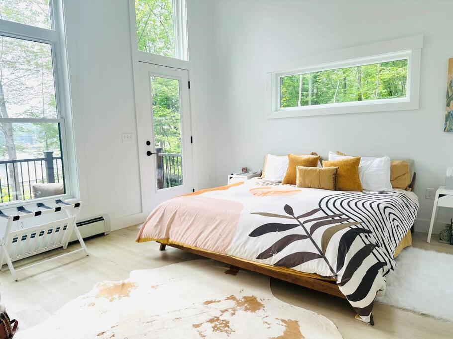 Luxe Modern Lakefront Oasis - Hot Tub, Sunset Views, Pet & Family Friendly! Close to UMF! view 4