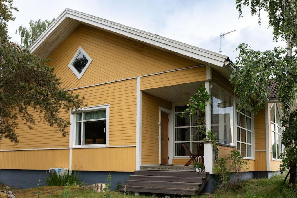 Keltainen talo - tilava huvila lähellä Saloa