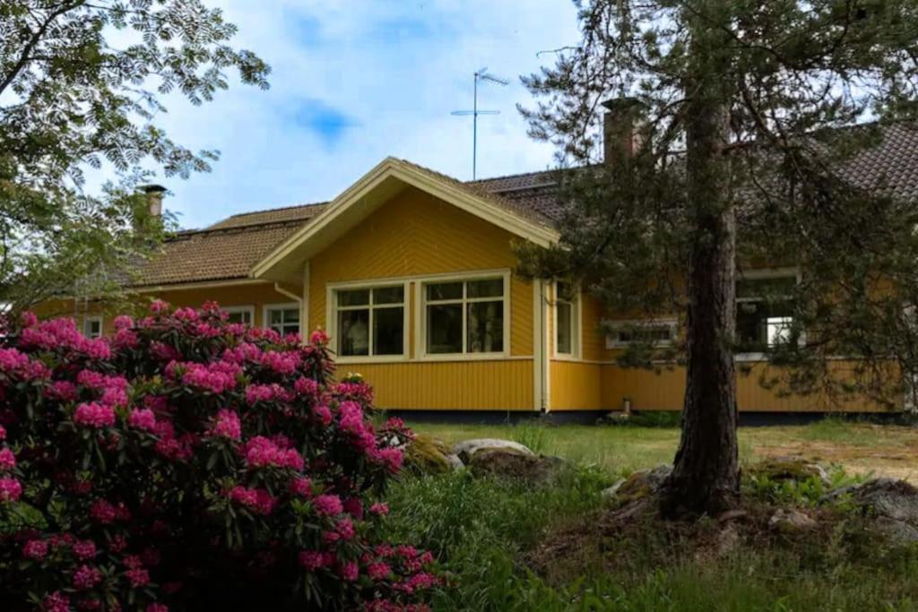 Keltainen talo - tilava huvila lähellä Saloa