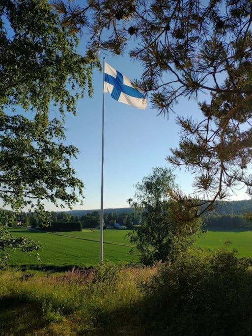 Keltainen talo - tilava huvila lähellä Saloa