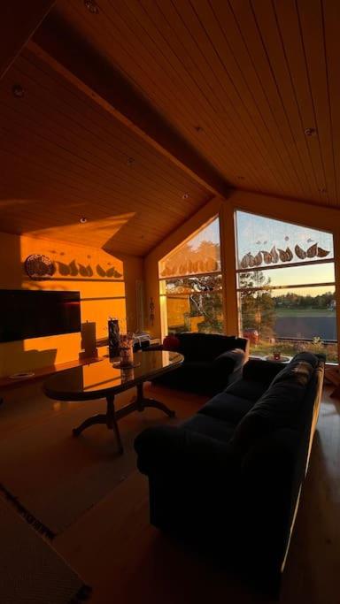 Keltainen talo - tilava huvila lähellä Saloa