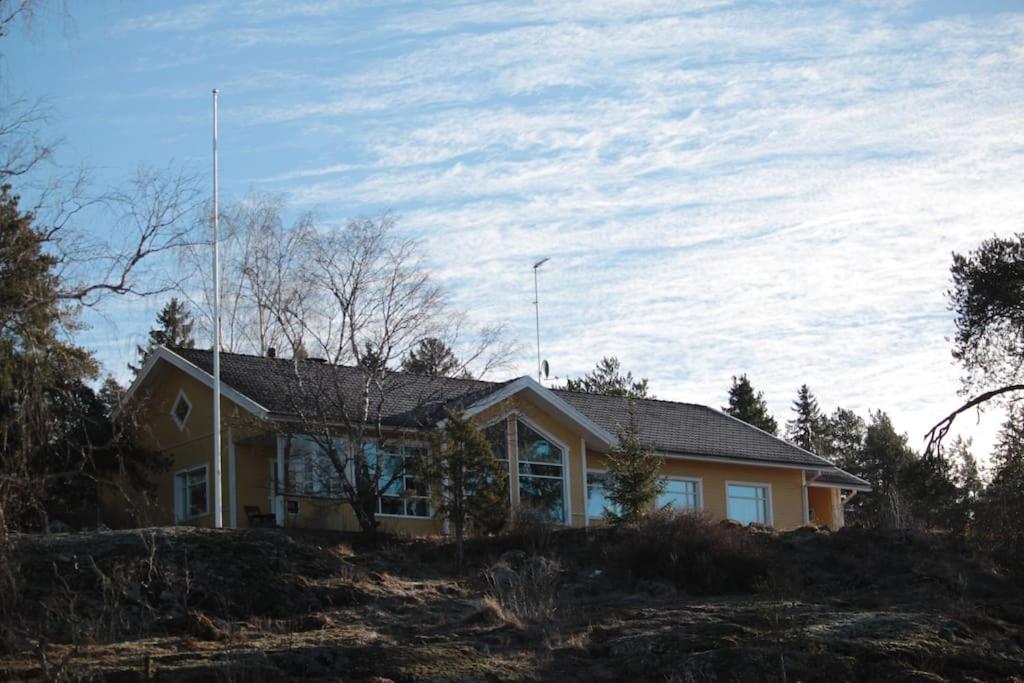 Keltainen talo - tilava huvila lähellä Saloa