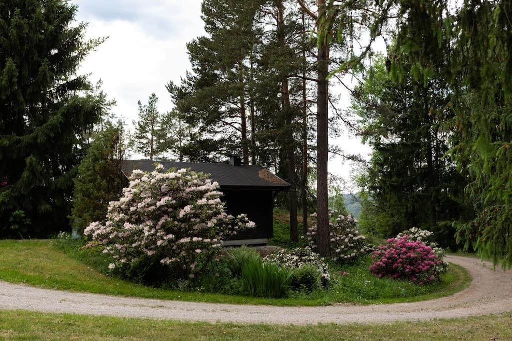 Keltainen talo - tilava huvila lähellä Saloa