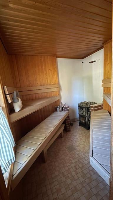 Keltainen talo - tilava huvila lähellä Saloa