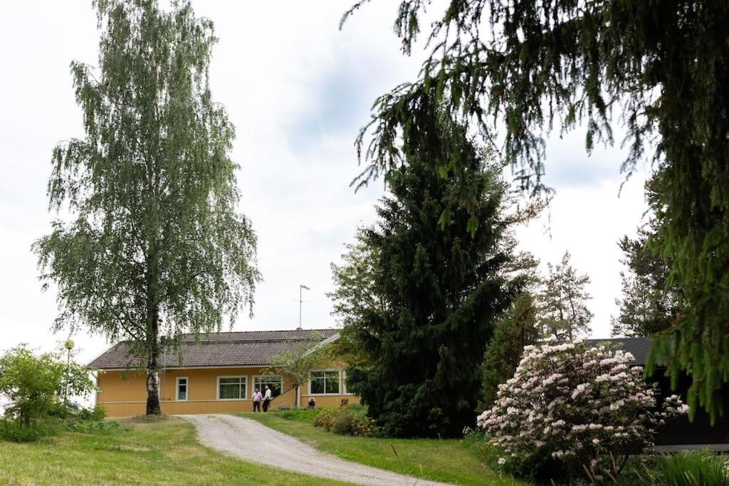 Keltainen talo - tilava huvila lähellä Saloa