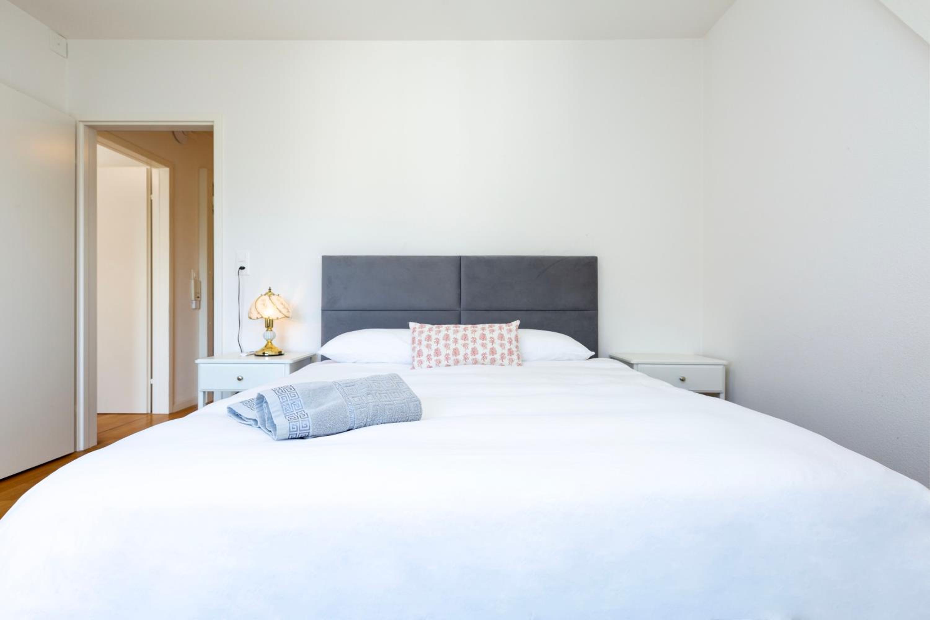 KAYA Zurich Apartment 5B - Downtown 2BR Deluxe Loft Apt