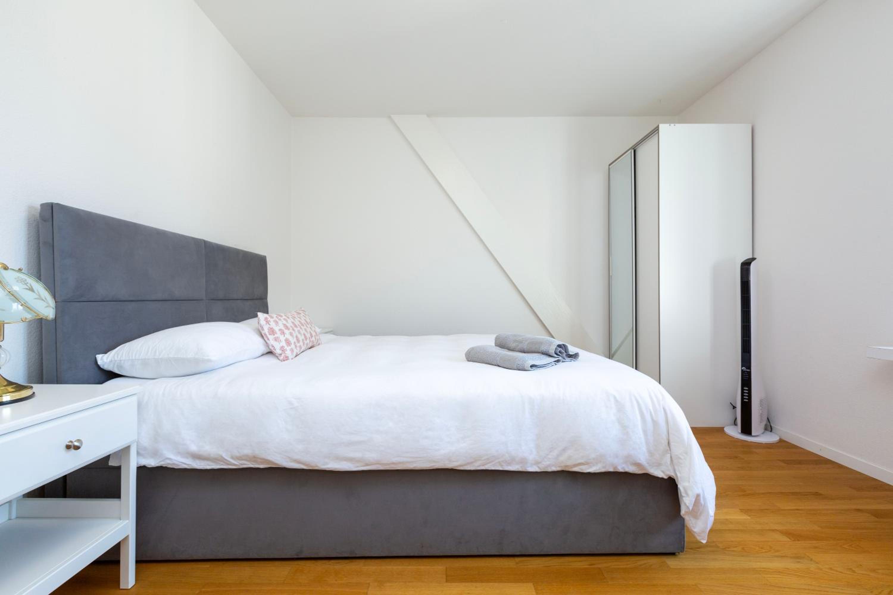 KAYA Zurich Apartment 5B - Downtown 2BR Deluxe Loft Apt