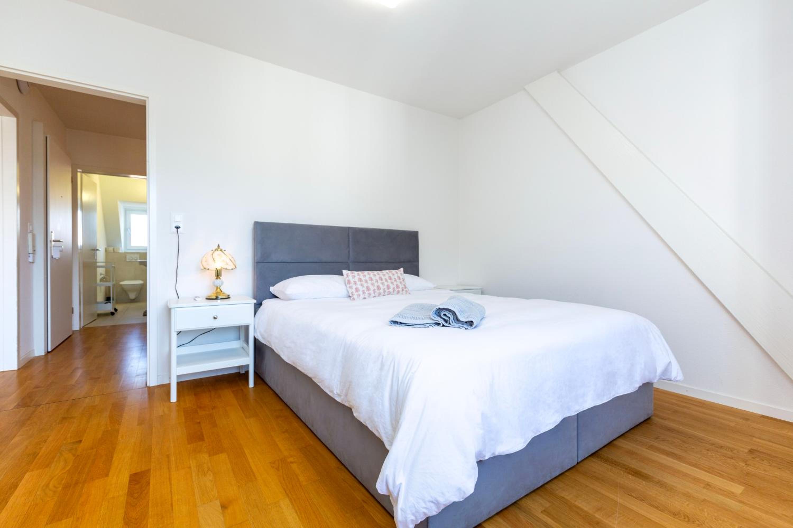 KAYA Zurich Apartment 5B - Downtown 2BR Deluxe Loft Apt