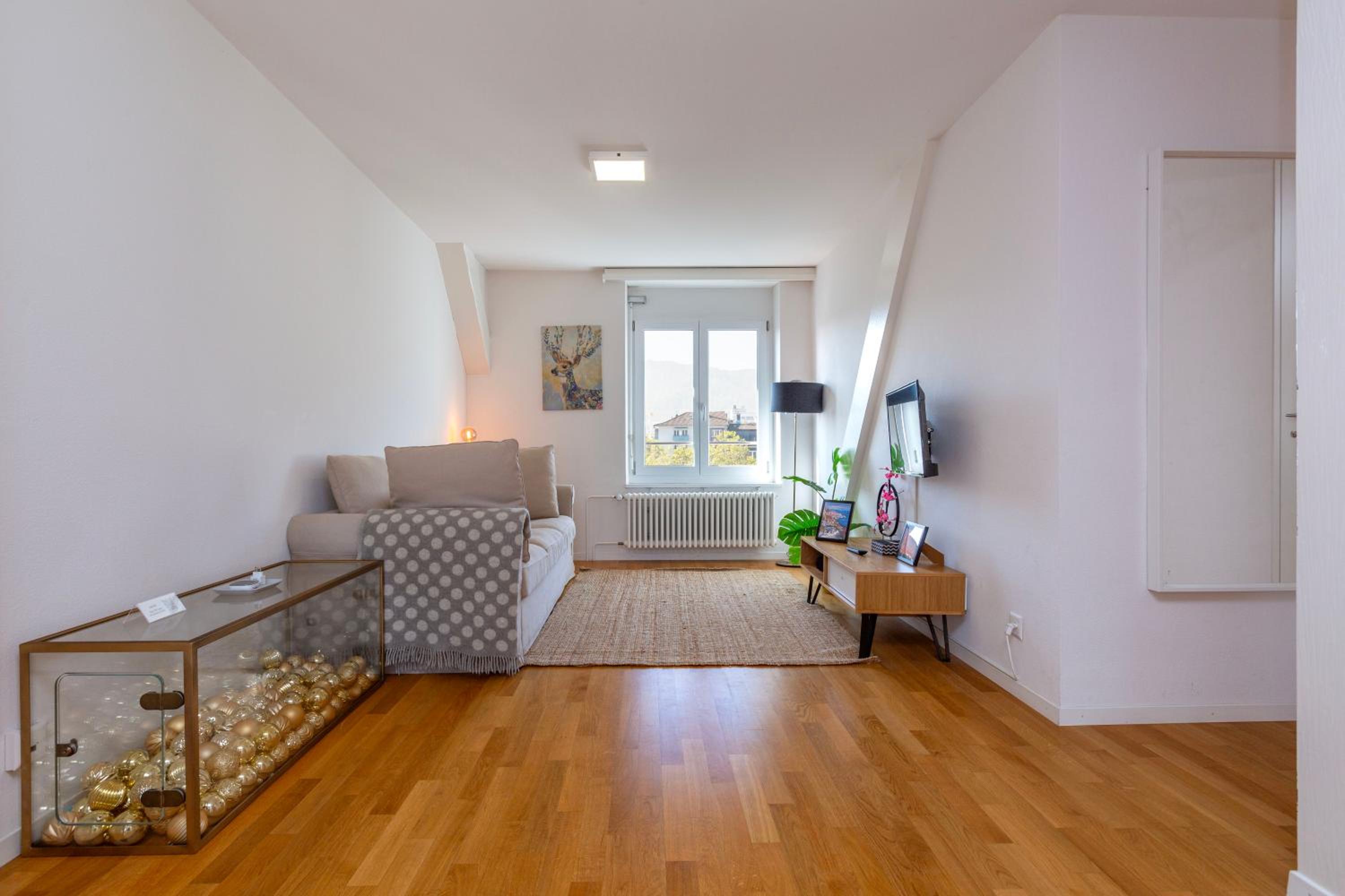KAYA Zurich Apartment 5B - Downtown 2BR Deluxe Loft Apt