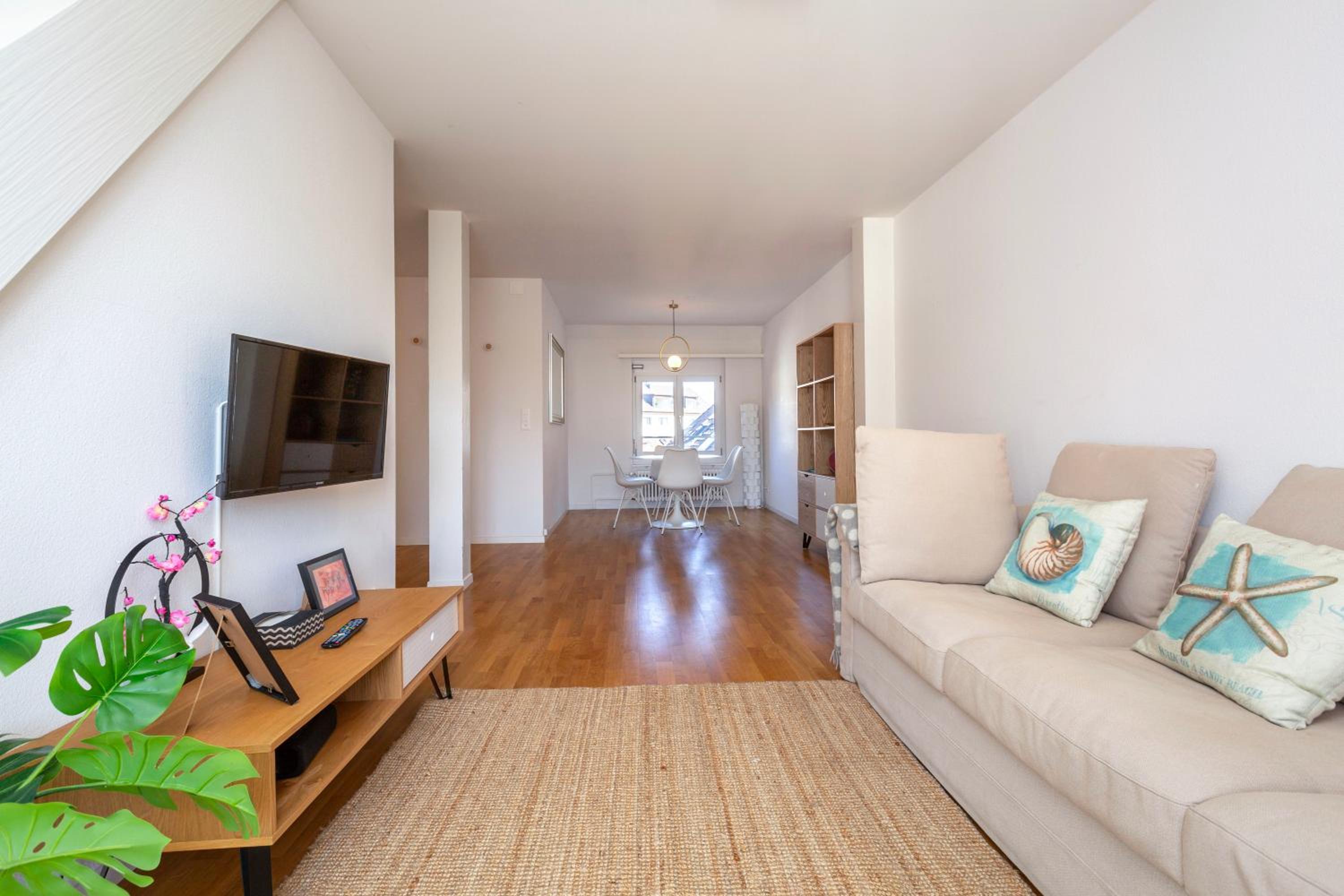 KAYA Zurich Apartment 5B - Downtown 2BR Deluxe Loft Apt