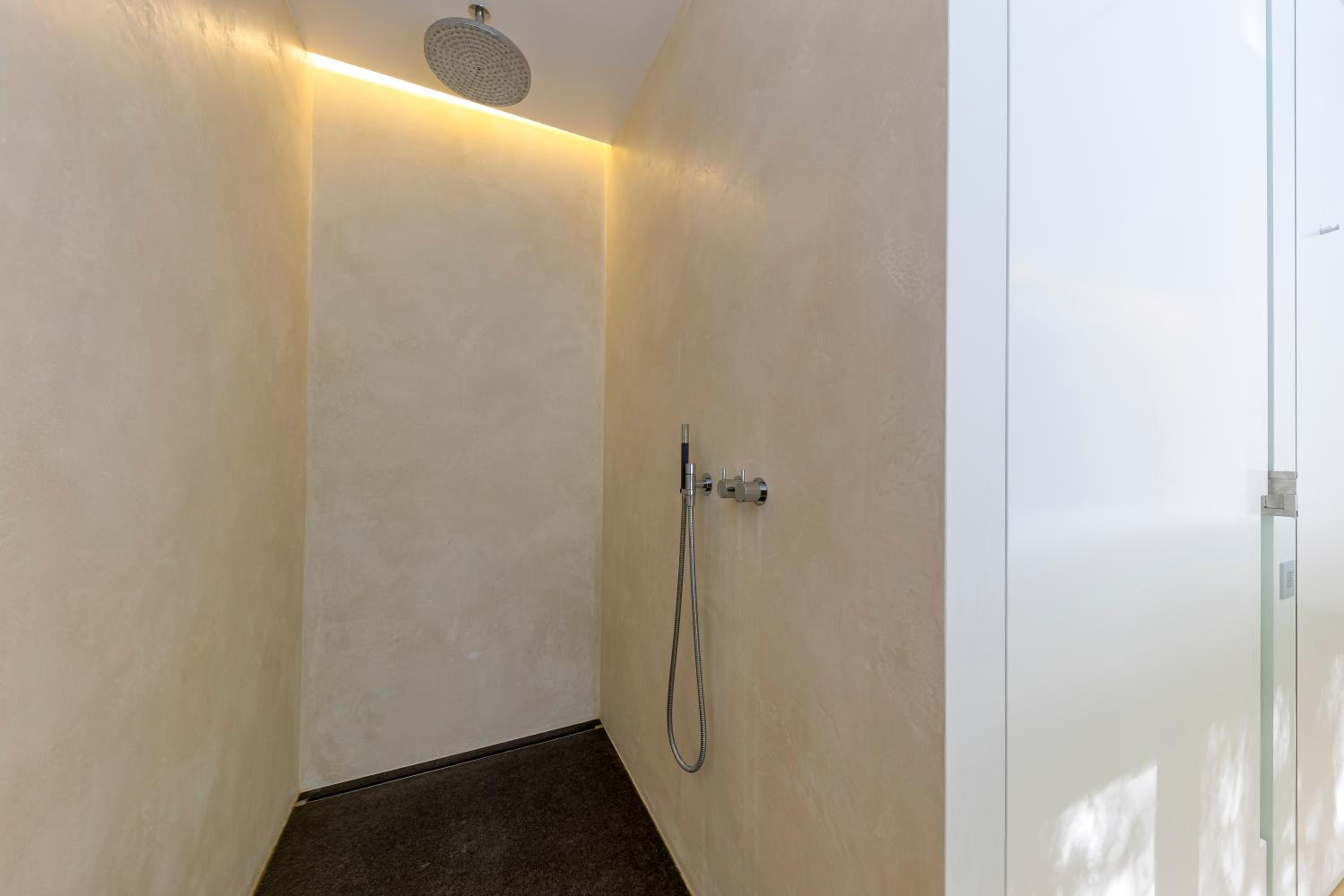 Luxurious 1000m2 Villa with Garden and Pool