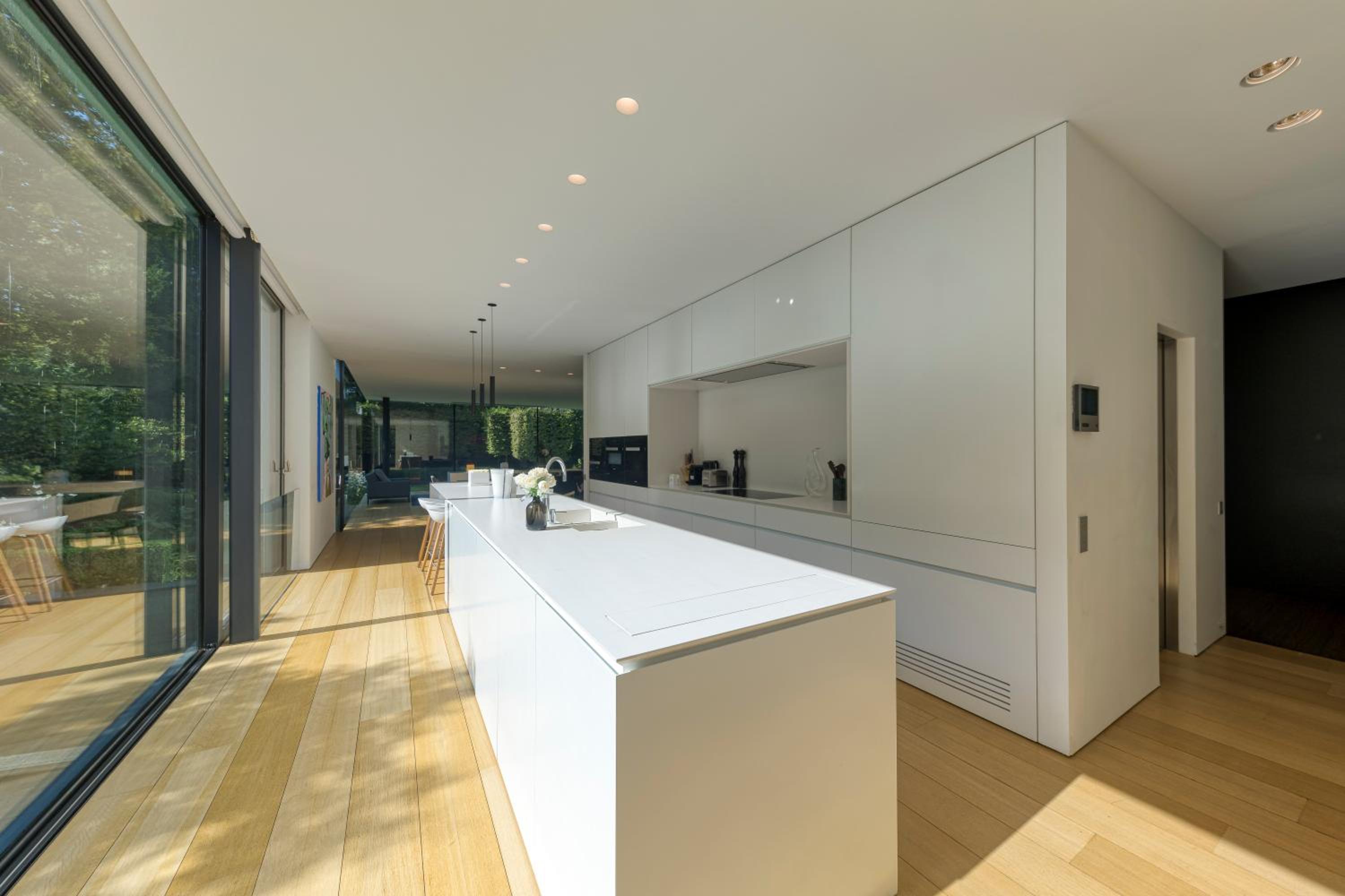 Luxurious 1000m2 Villa with Garden and Pool