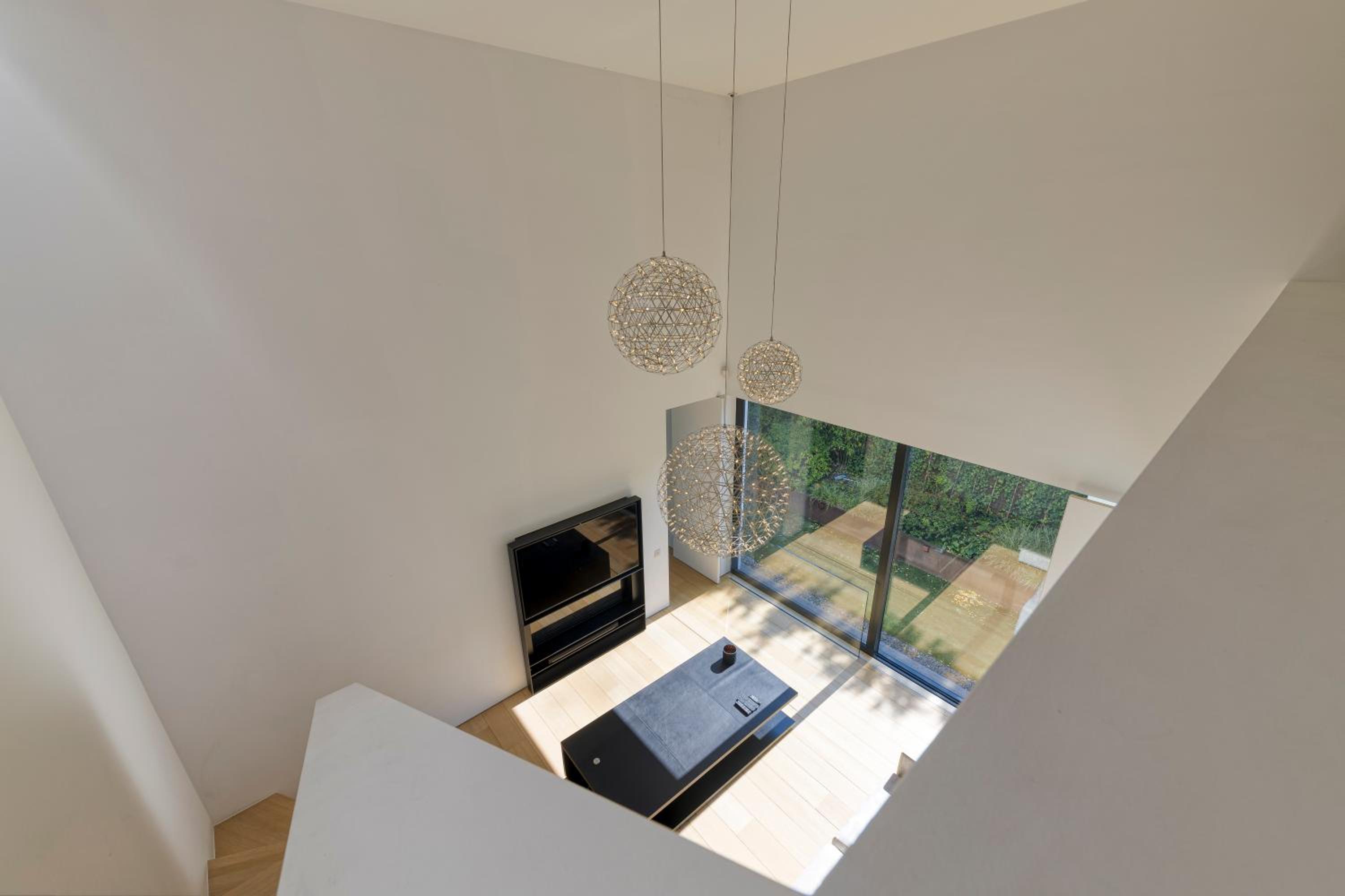 Luxurious 1000m2 Villa with Garden and Pool