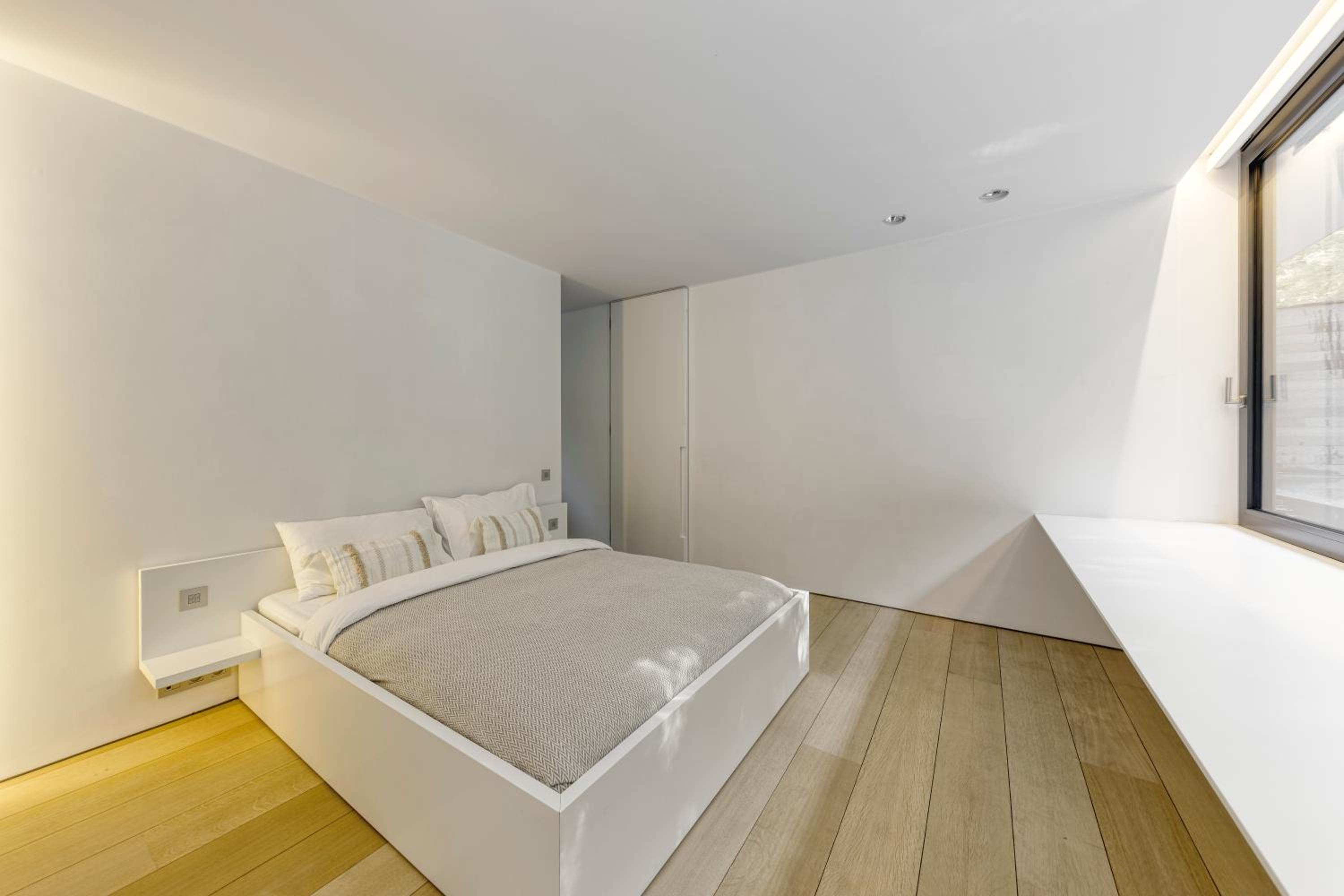 Luxurious 1000m2 Villa with Garden and Pool