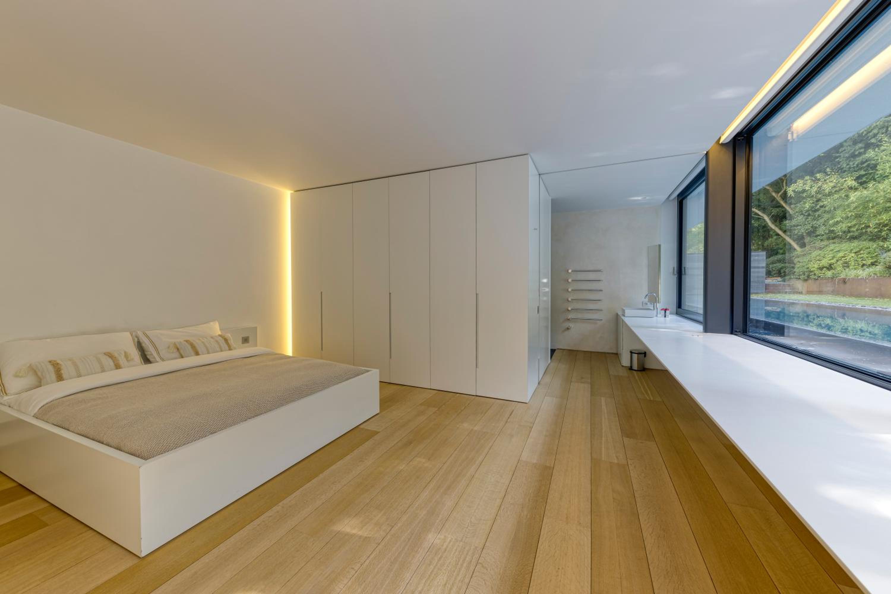 Luxurious 1000m2 Villa with Garden and Pool