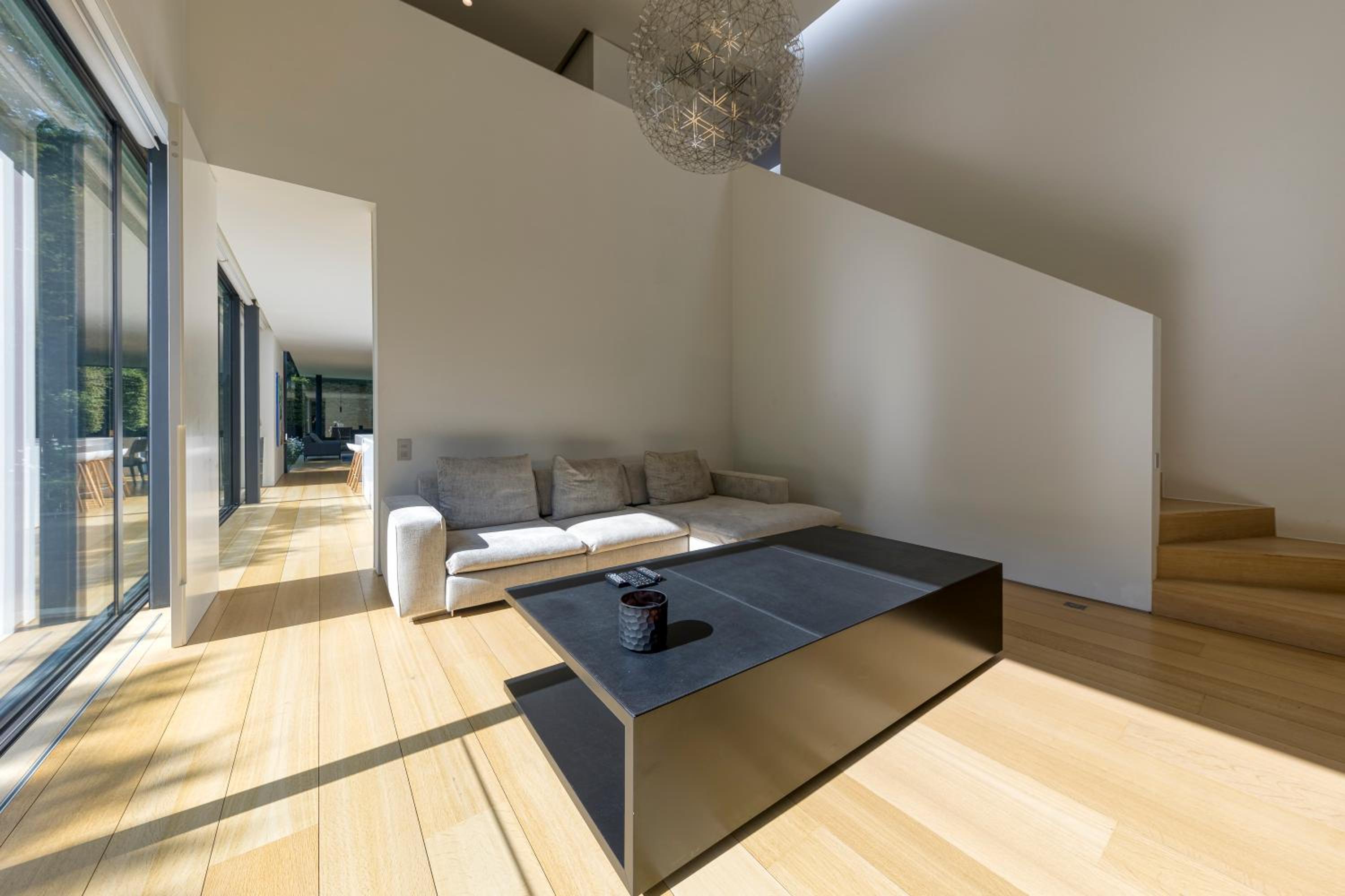 Luxurious 1000m2 Villa with Garden and Pool