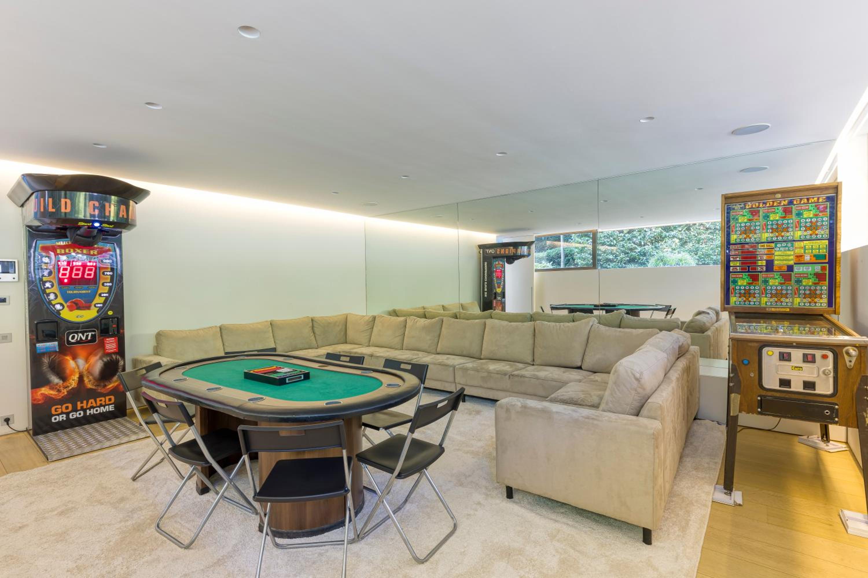 Luxurious 1000m2 Villa with Garden and Pool