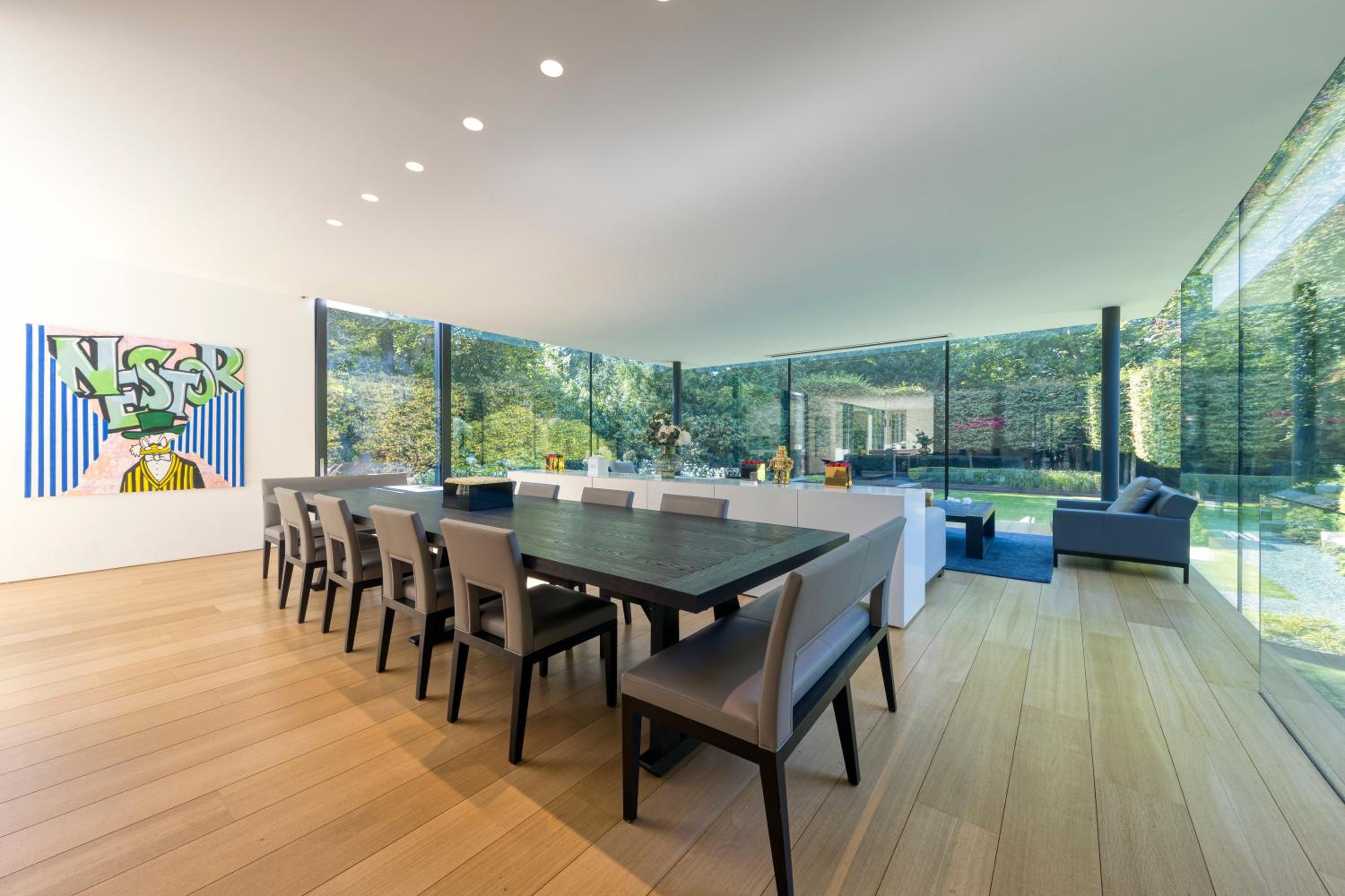 Luxurious 1000m2 Villa with Garden and Pool
