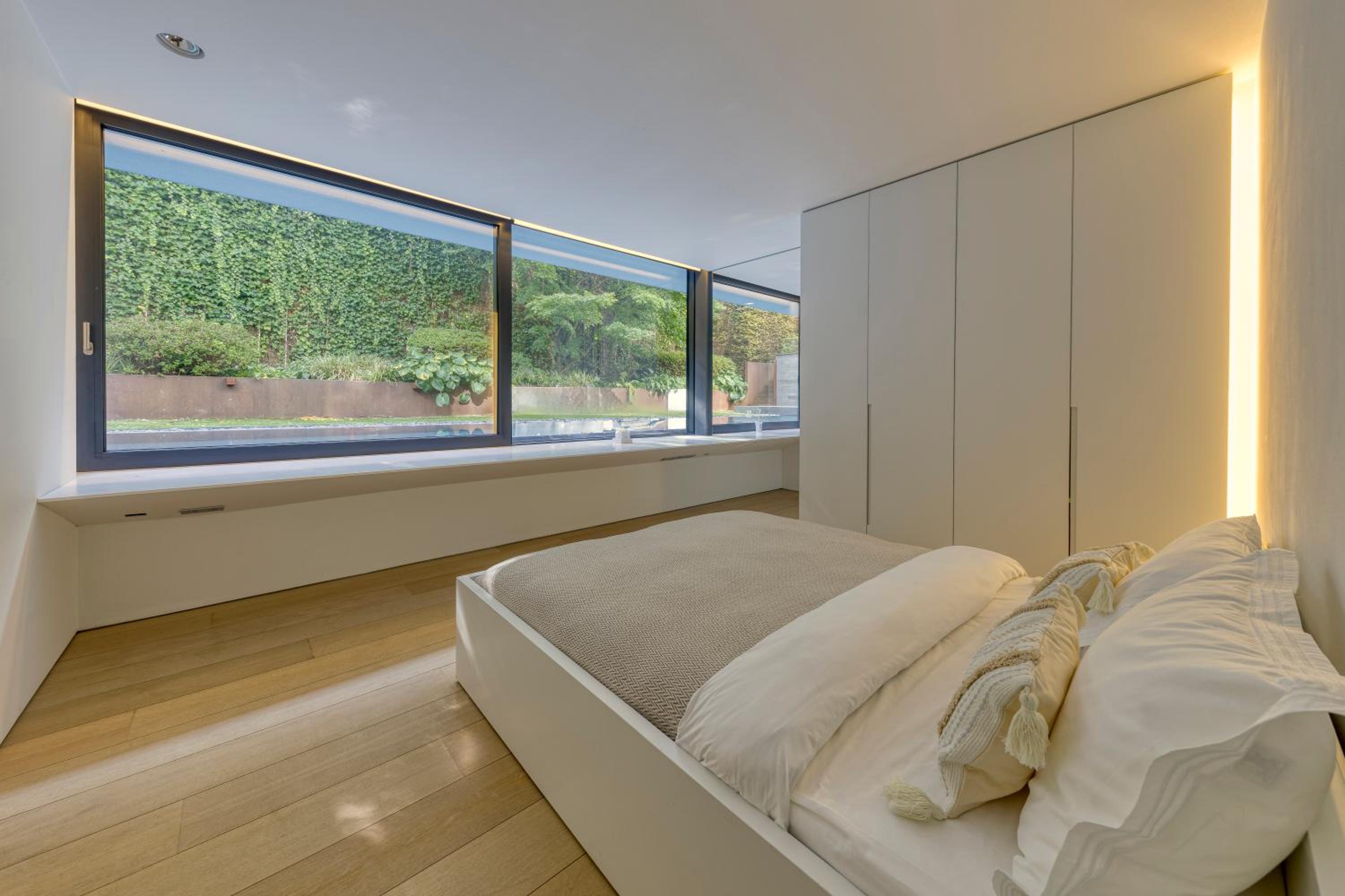 Luxurious 1000m2 Villa with Garden and Pool