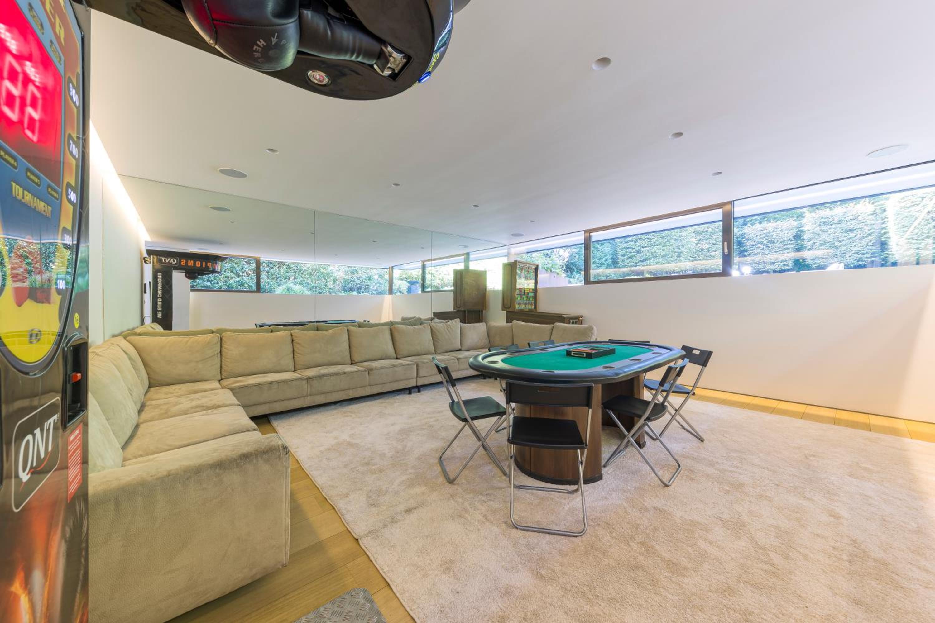 Luxurious 1000m2 Villa with Garden and Pool
