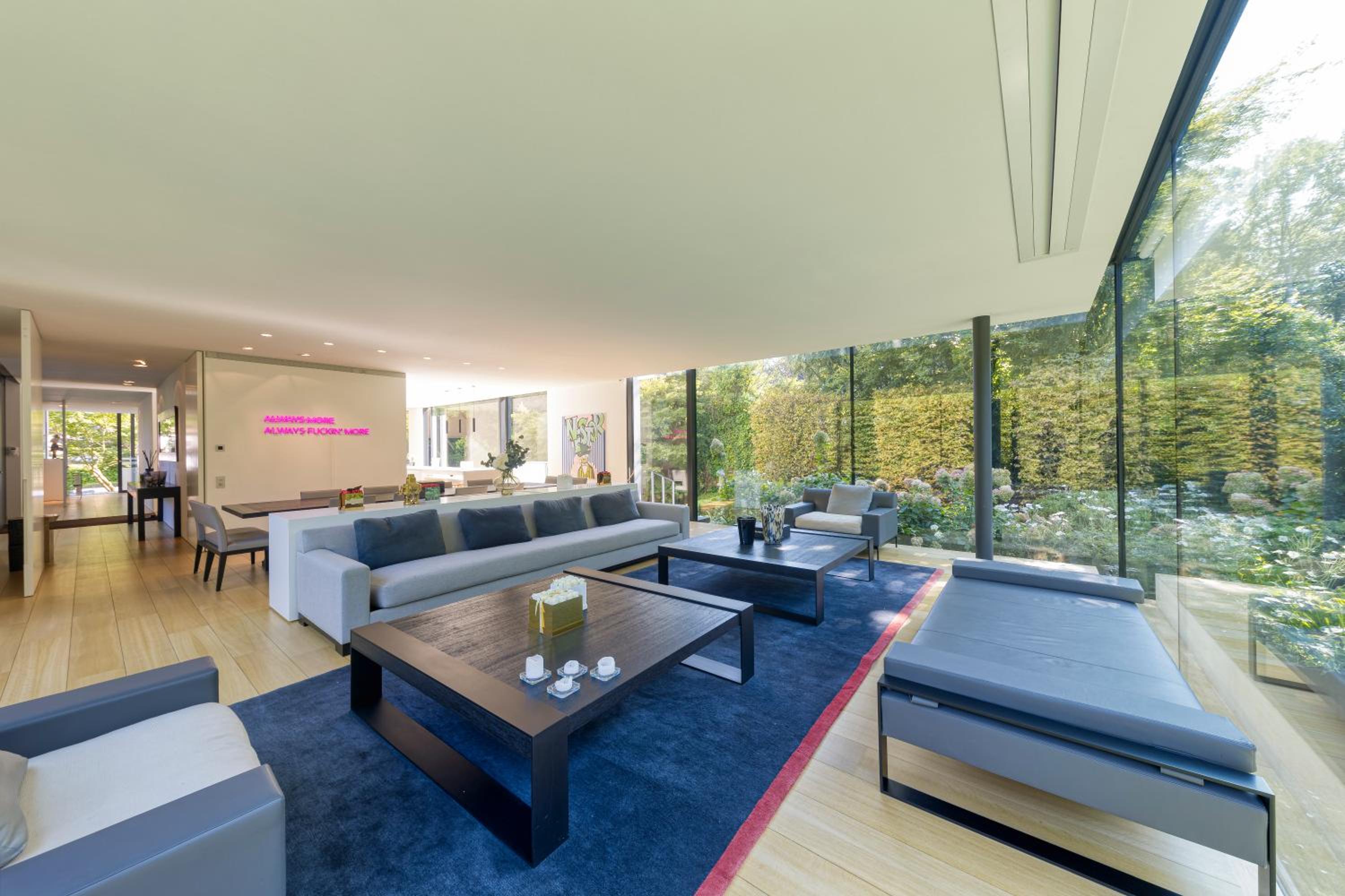 Luxurious 1000m2 Villa with Garden and Pool