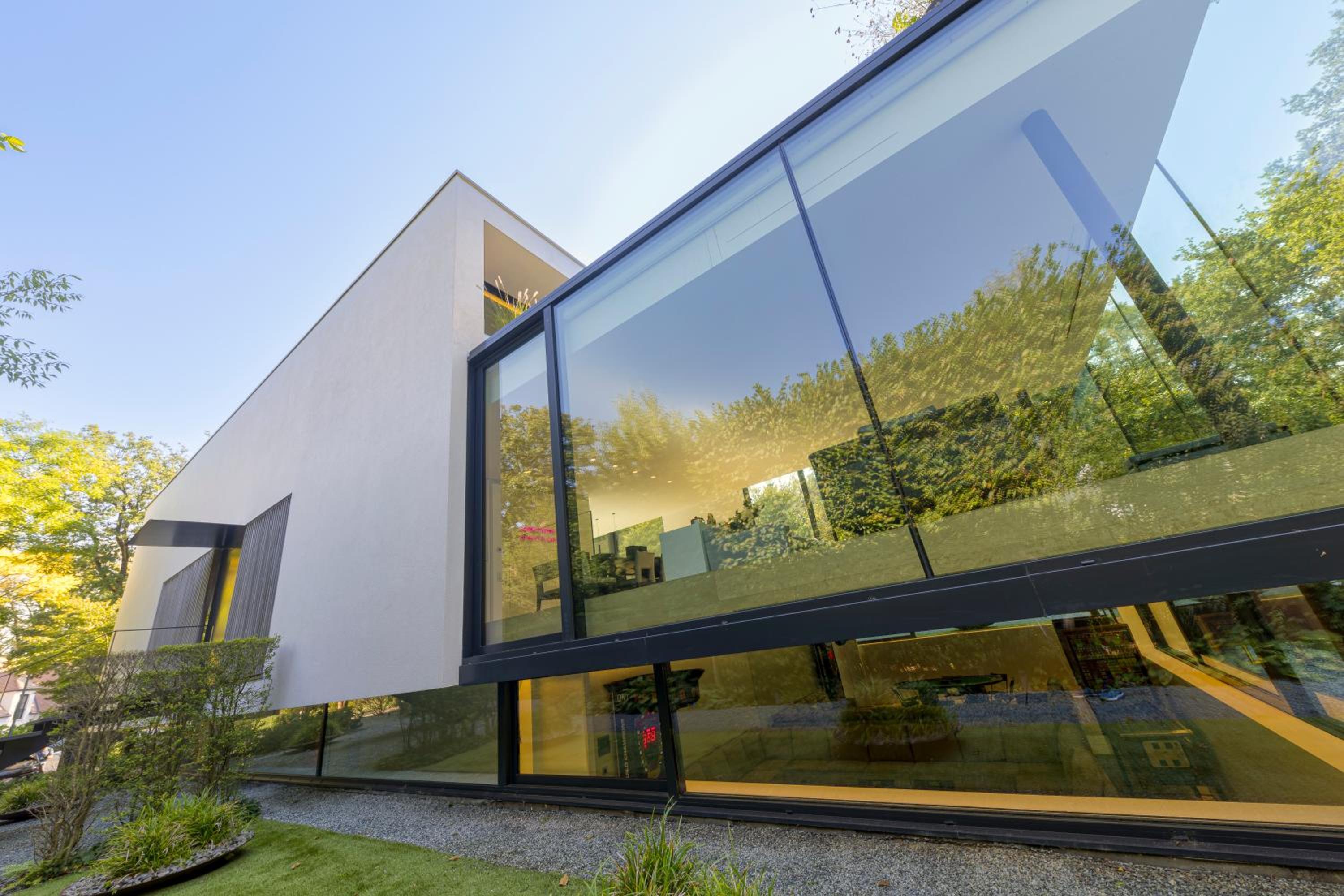 Luxurious 1000m2 Villa with Garden and Pool