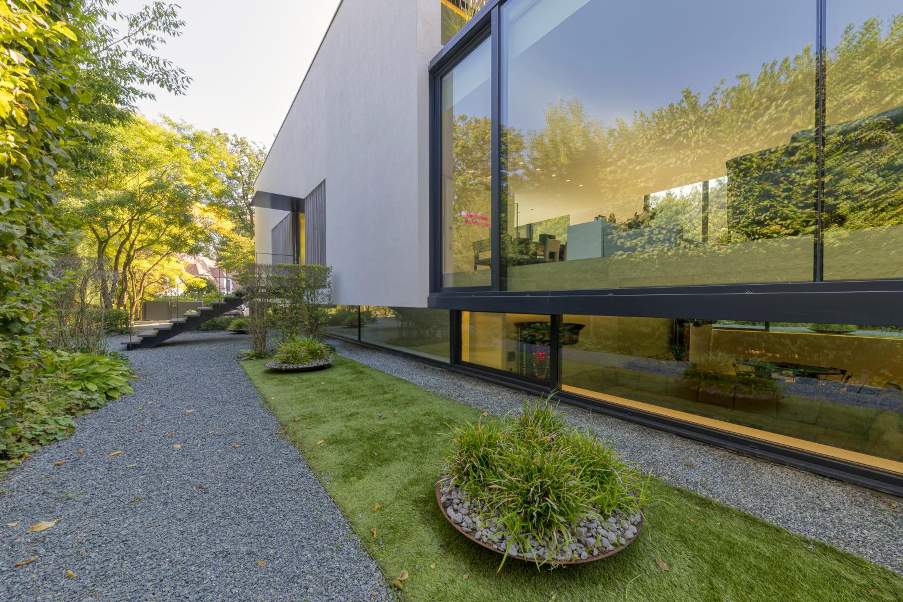 Luxurious 1000m2 Villa with Garden and Pool