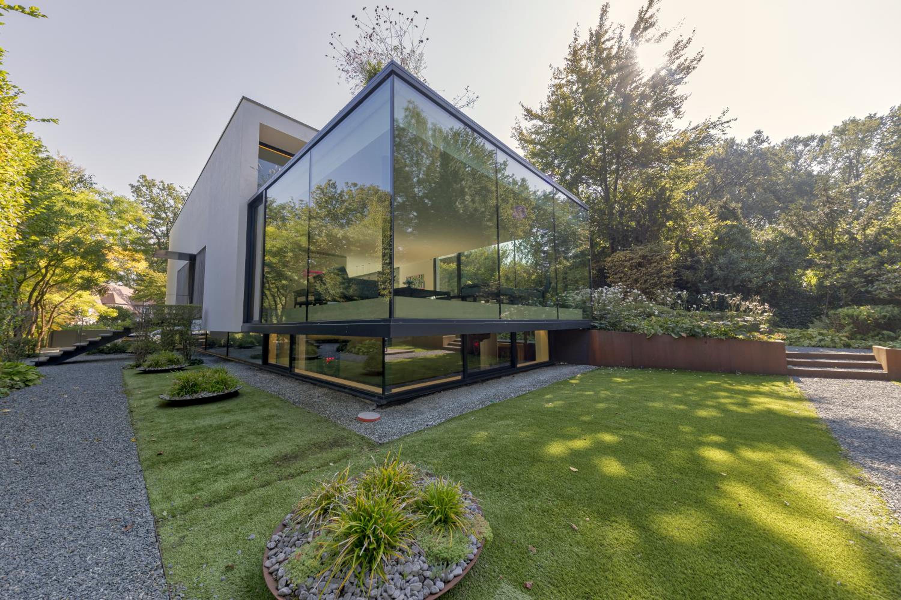 Luxurious 1000m2 Villa with Garden and Pool