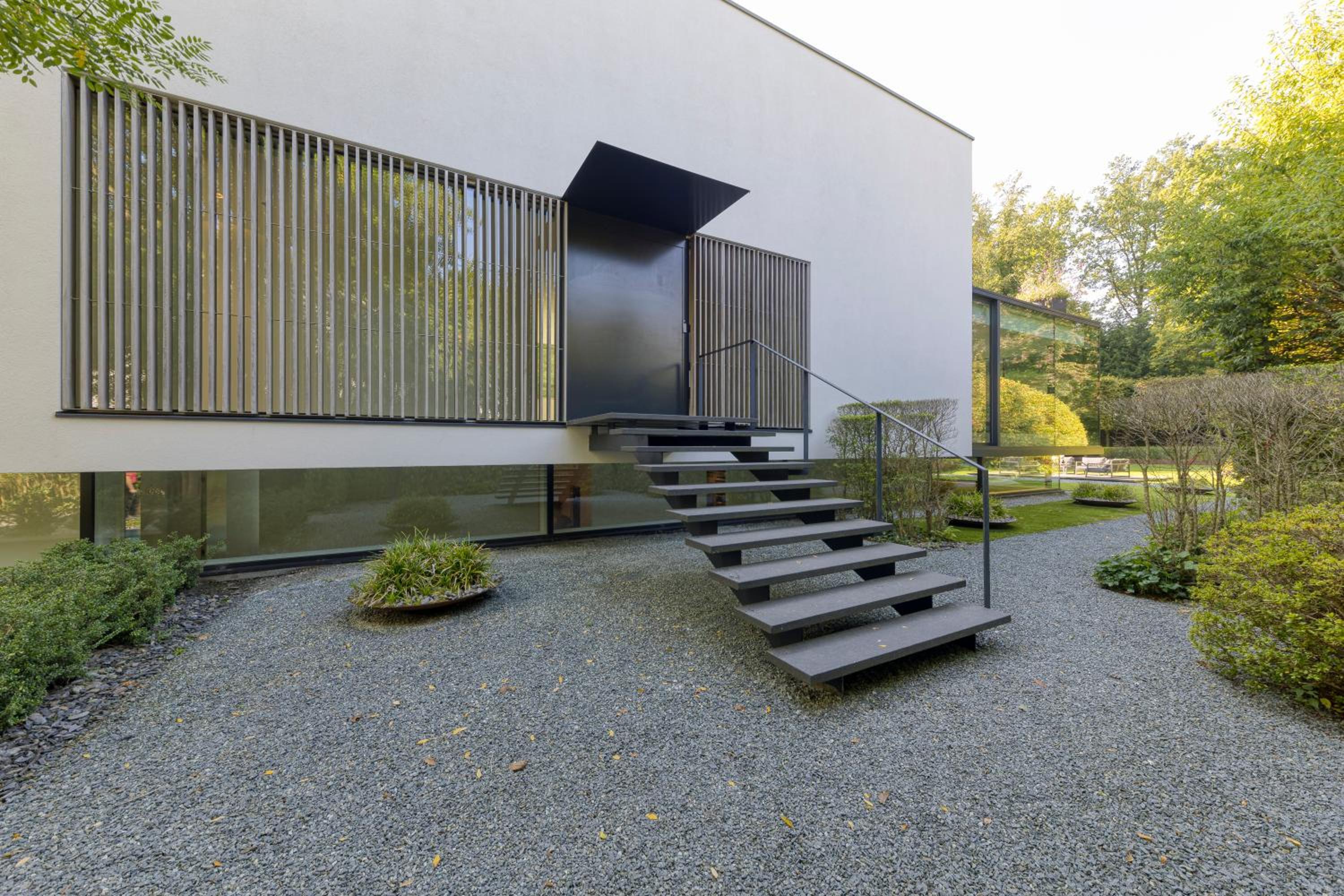 Luxurious 1000m2 Villa with Garden and Pool