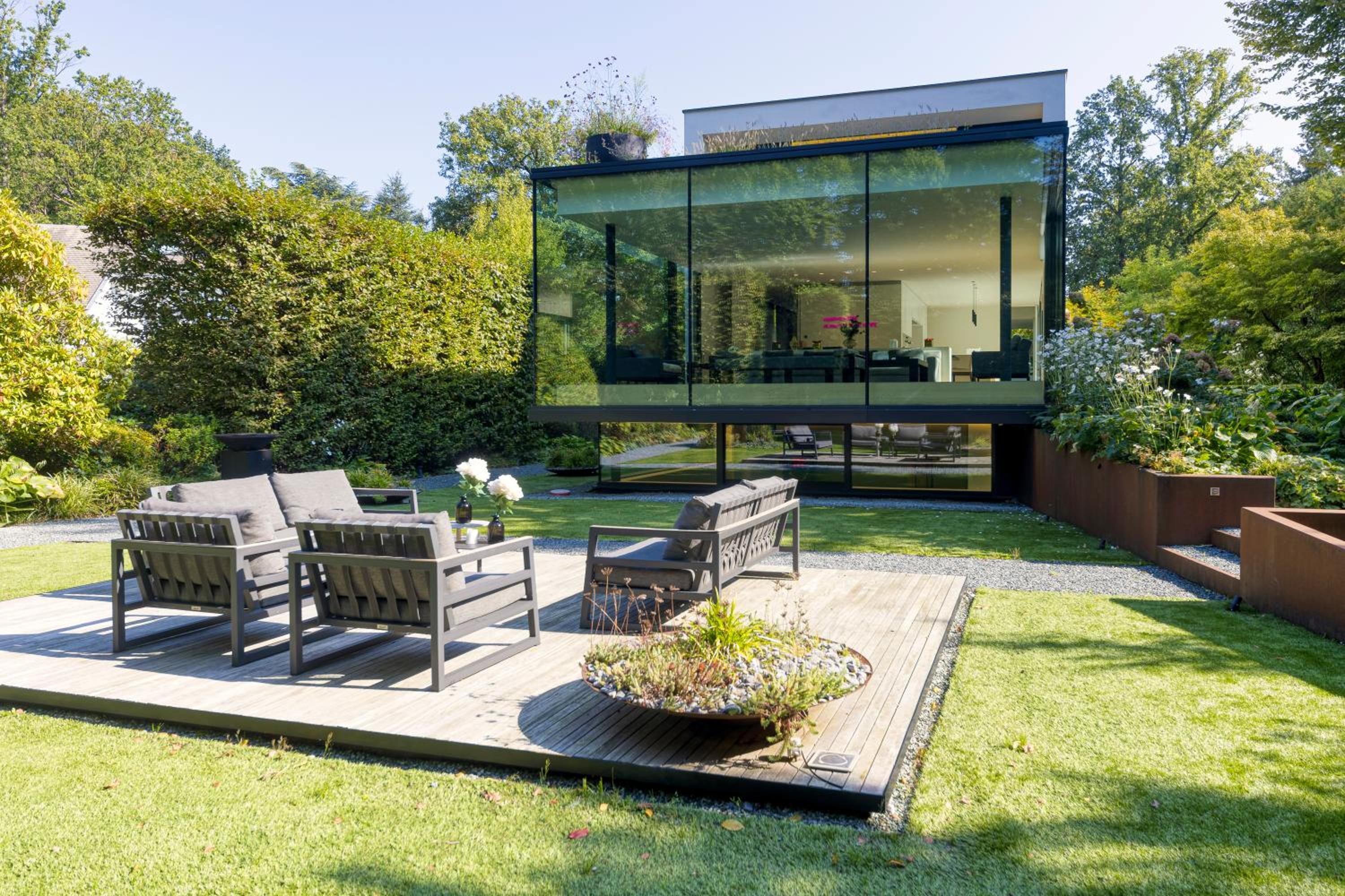 Luxurious 1000m2 Villa with Garden and Pool