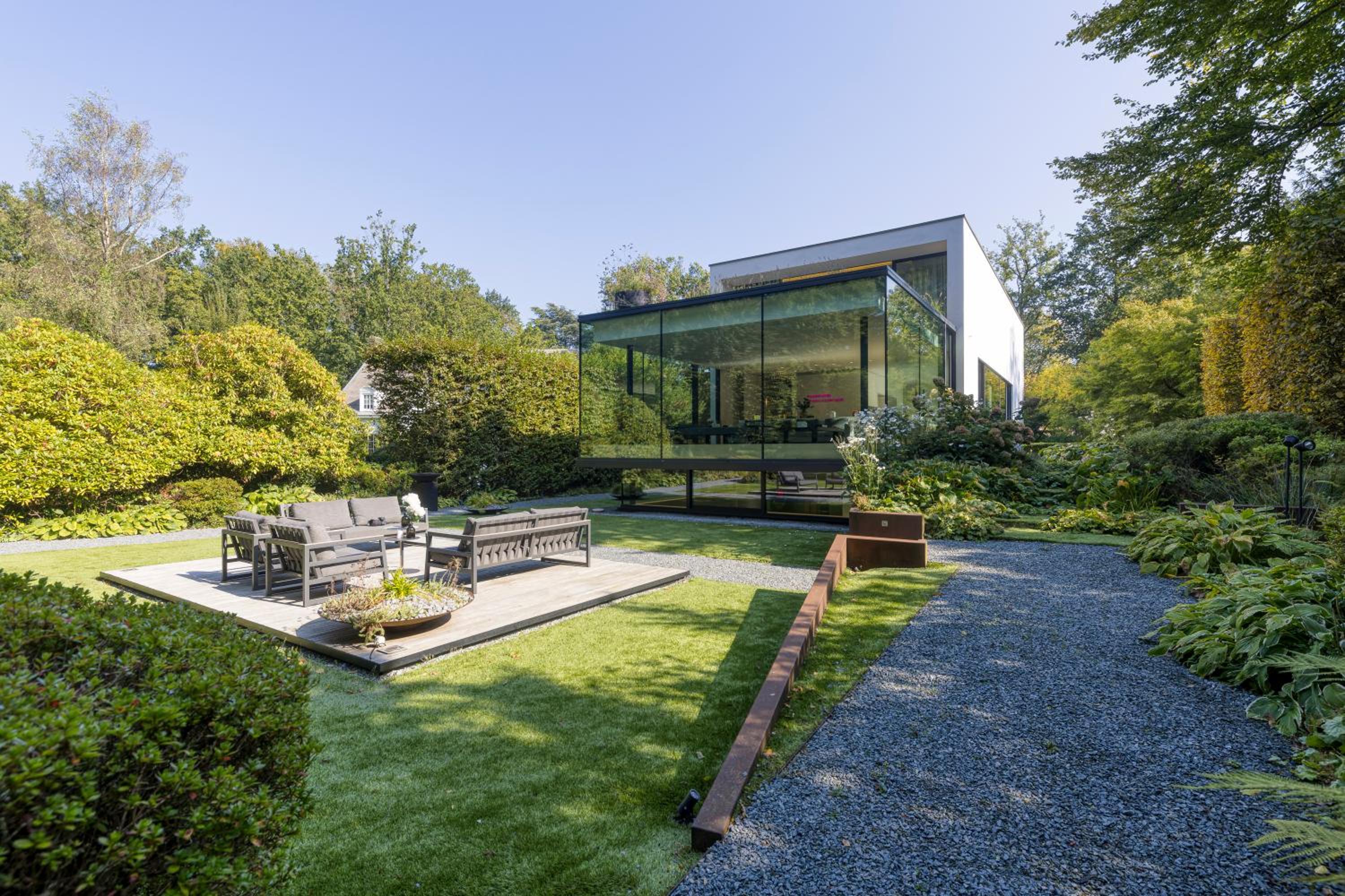 Luxurious 1000m2 Villa with Garden and Pool