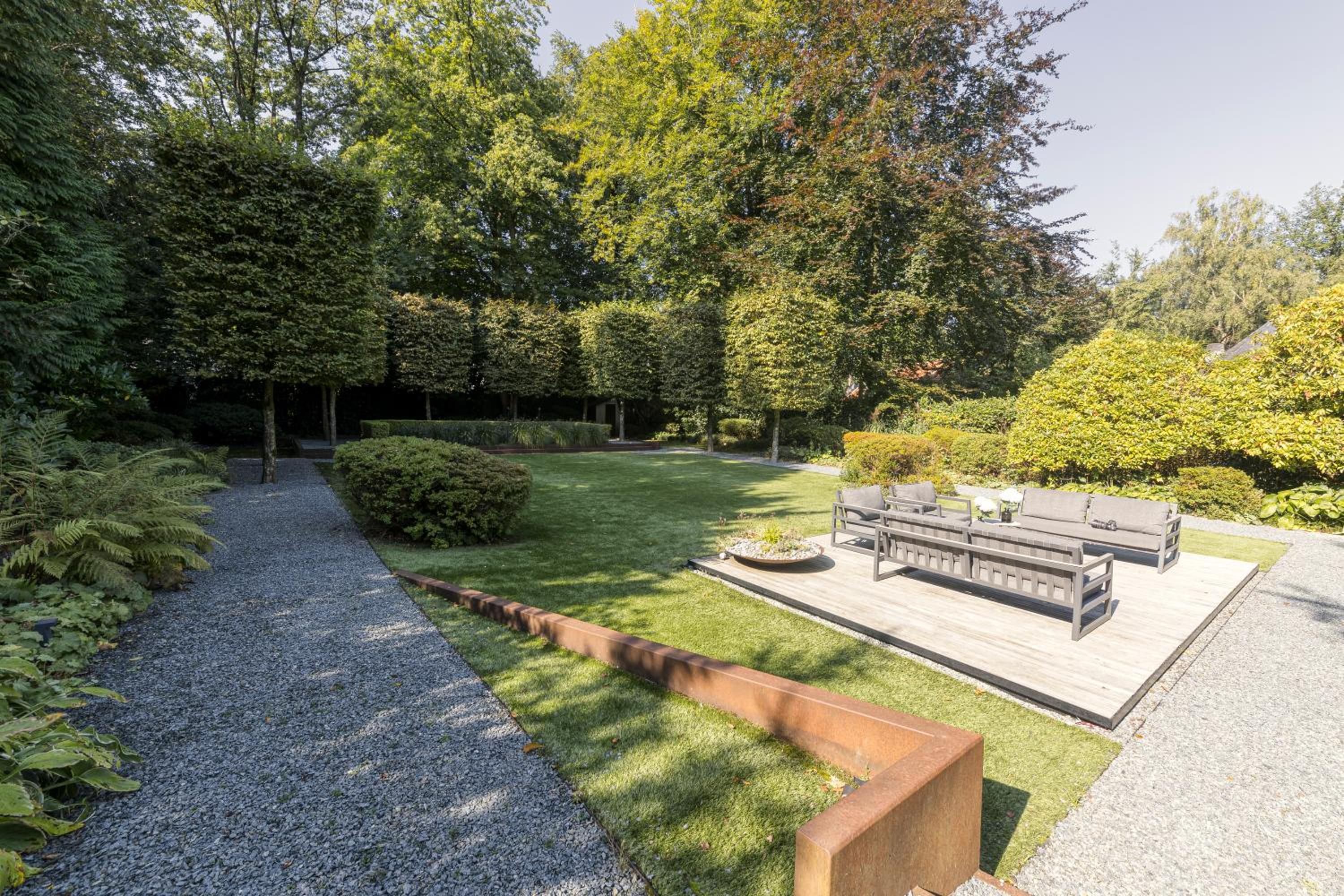 Luxurious 1000m2 Villa with Garden and Pool